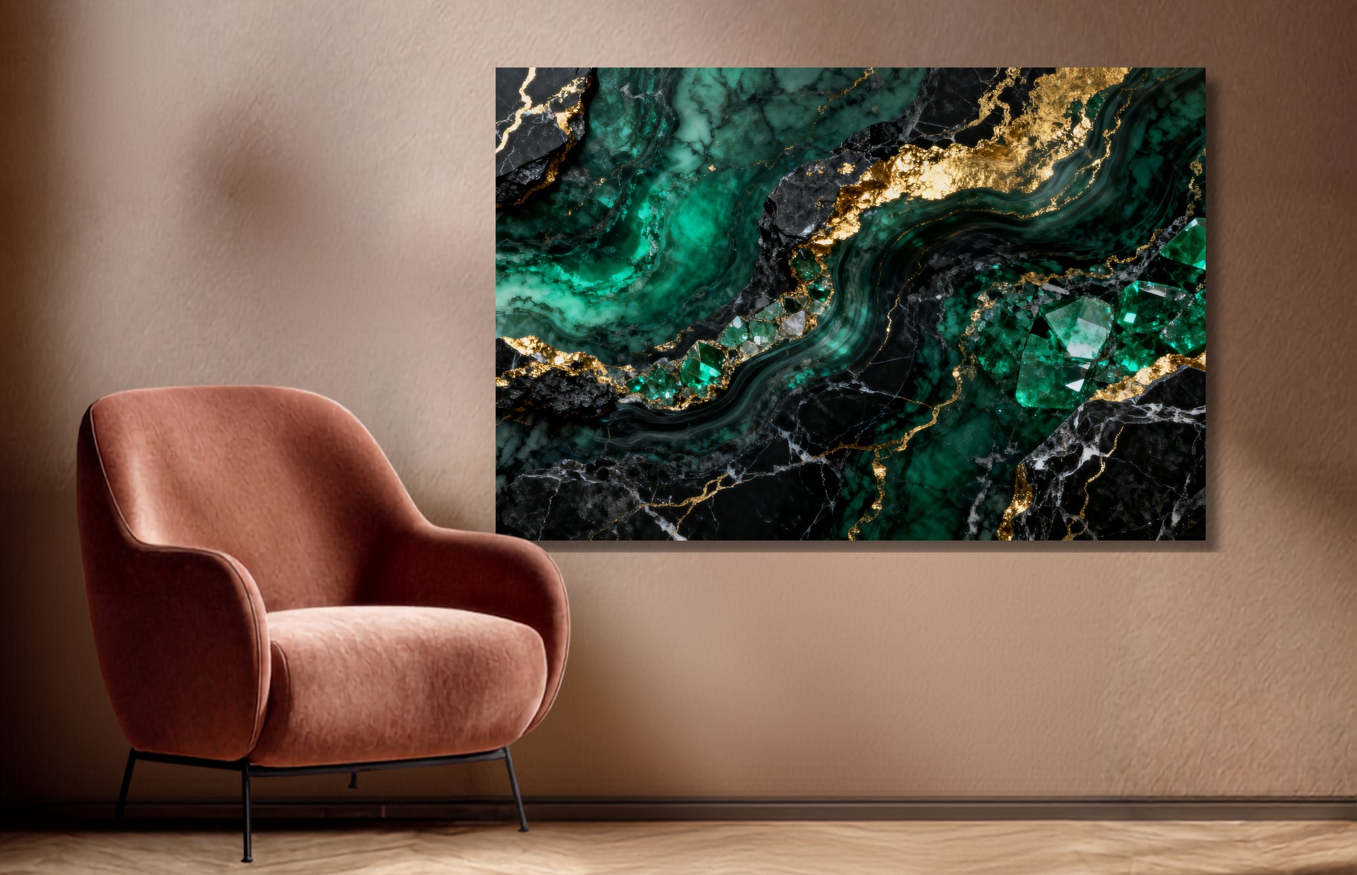 Leinwand mit abstrakter Malachitkomposition in Smaragdgrün, Schwarz und Gold. Fließende mineralische Strukturen und leuchtende Goldadern setzen einen eleganten Akzent über einem Sessel in warmem Wohnambiente.