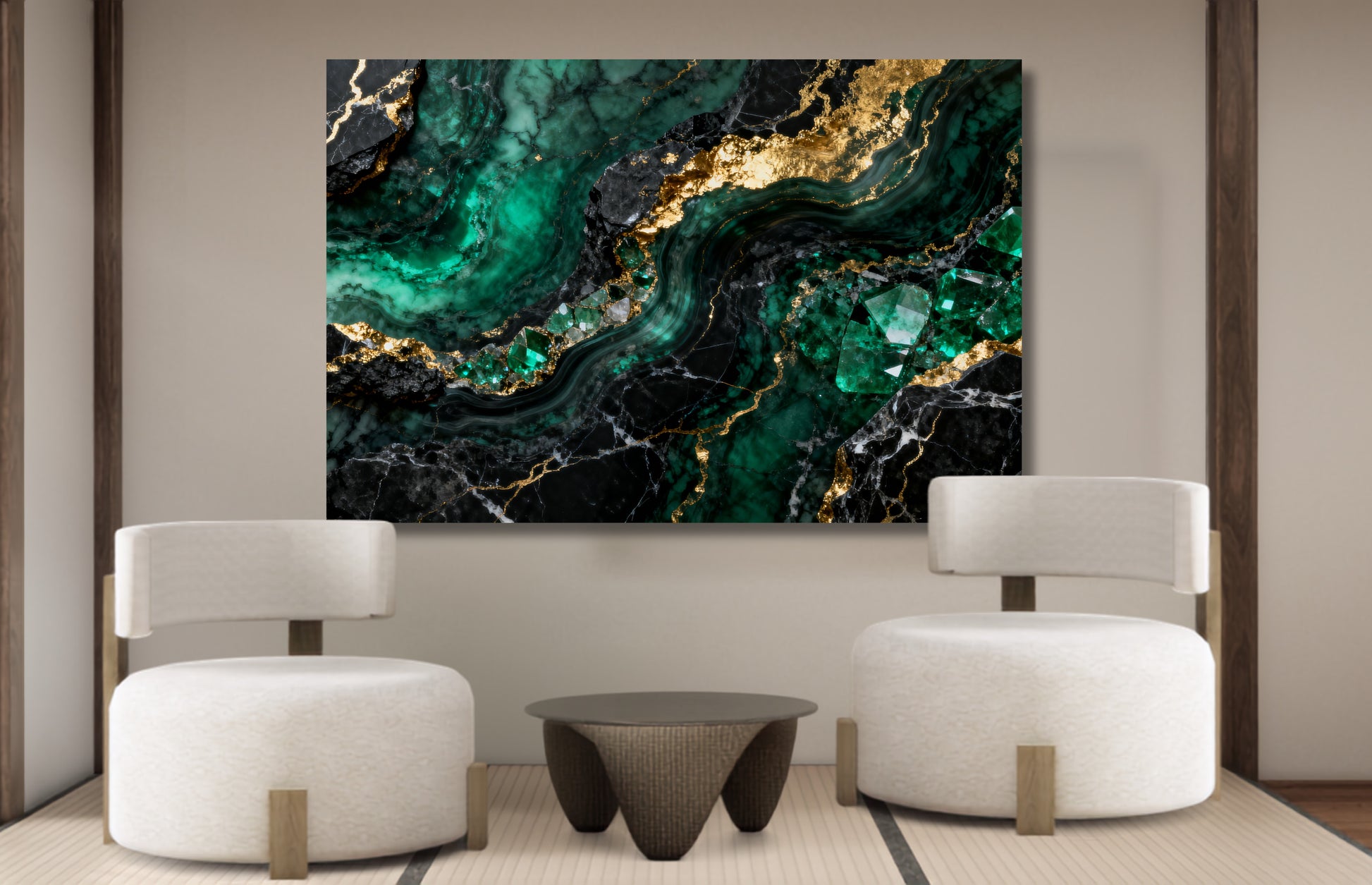 Leinwand mit abstrakter Malachit-Kunst in Smaragdgrün, Schwarz und Gold. Dynamische Steinstrukturen und schimmernde Goldadern setzen einen luxuriösen Akzent über einer stilvollen Lounge mit zwei Sesseln.