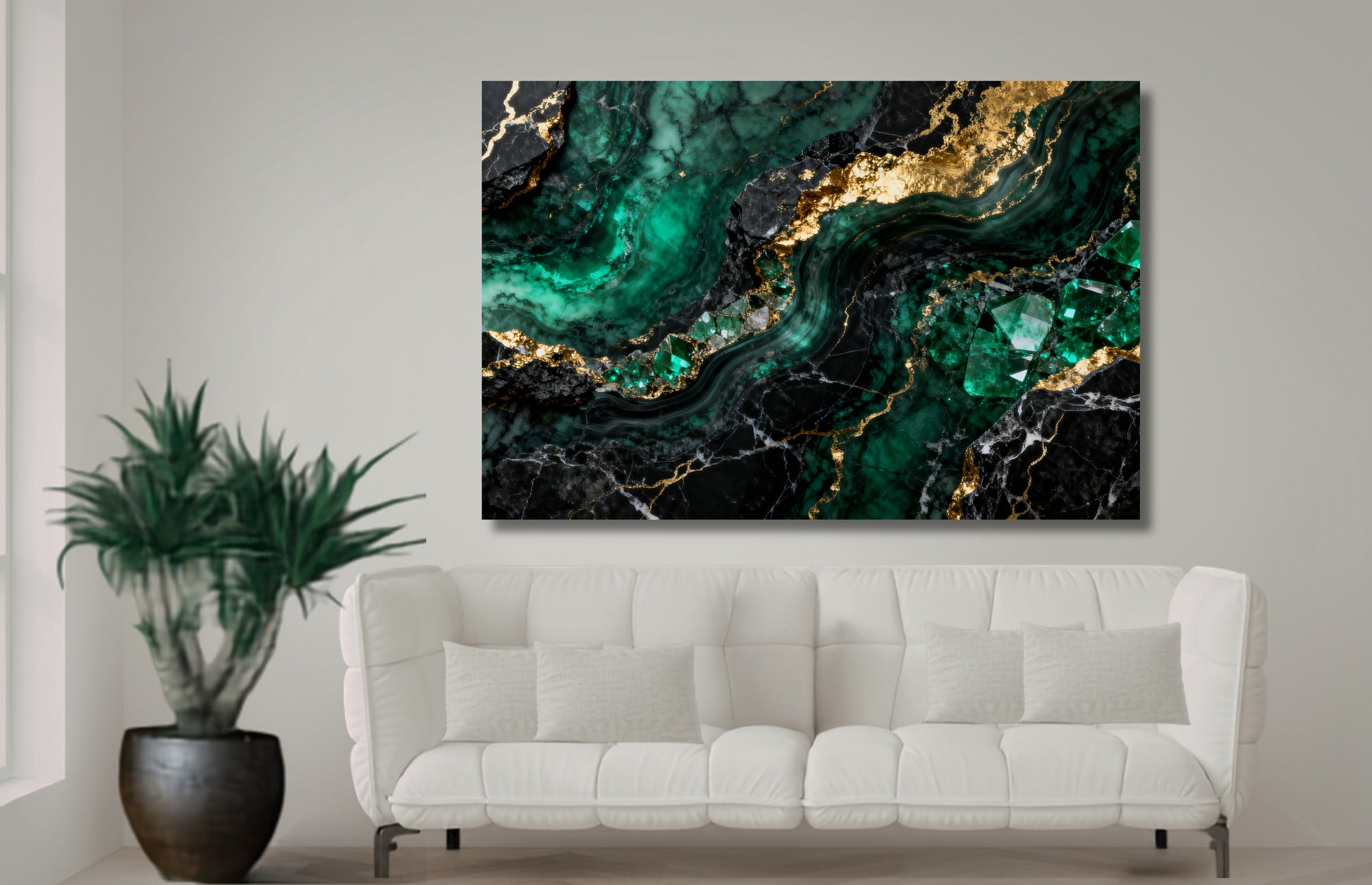 Leinwand mit abstrakter Malachit-Wandkunst in Smaragdgrün, Schwarz und Gold. Fließende Steinstrukturen und goldene Akzente schaffen einen luxuriösen Blickfang über einem hellen Sofa im modernen Wohnraum.