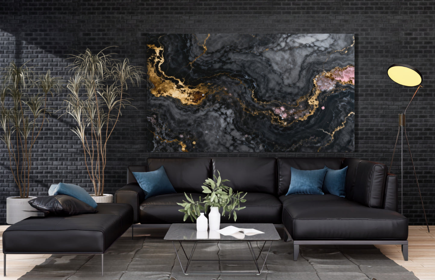 Leinwand mit abstrakter Marmorstruktur in Schwarz, Anthrazit, Gold und Rosé über einem dunklen Sofa in modernem Wohnambiente.