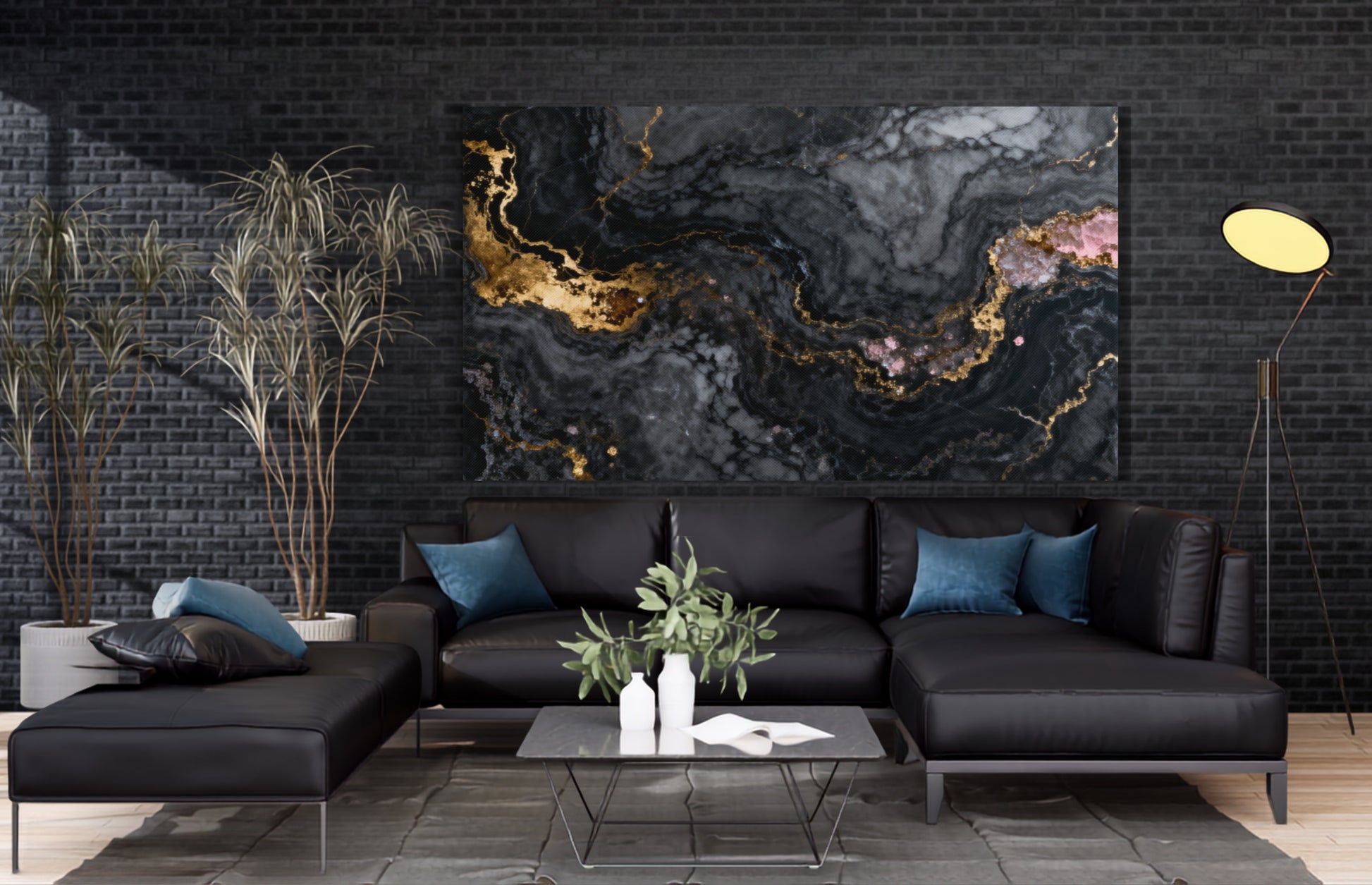 Leinwand mit abstrakter Marmorstruktur in Schwarz, Anthrazit, Gold und Rosé über einem dunklen Sofa in modernem Wohnambiente.