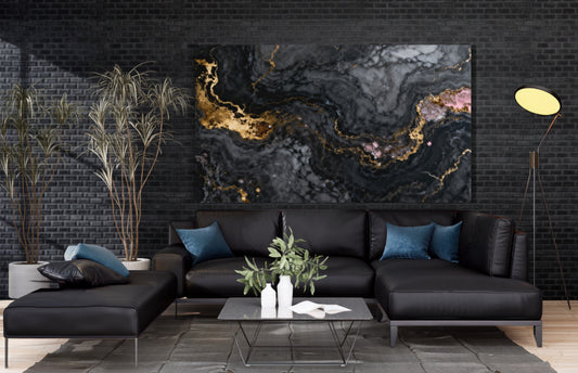 Leinwand mit abstrakter Marmorstruktur in Schwarz, Anthrazit, Gold und Rosé über einem dunklen Sofa in modernem Wohnambiente.