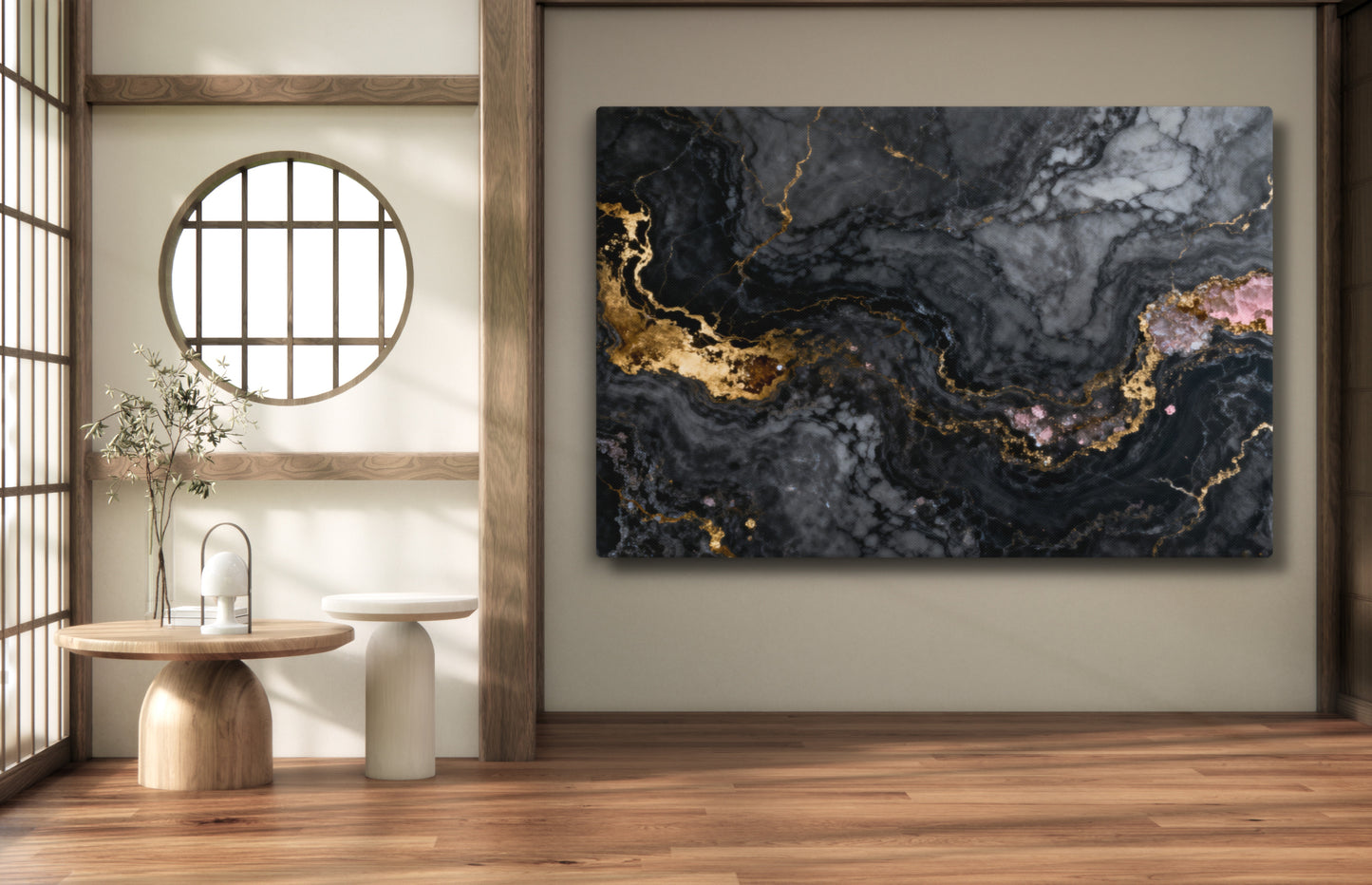 Leinwand mit abstrakter Marmorstruktur in Schwarz, Anthrazit, Gold und Rosé in einem ruhigen, japanisch inspirierten Interieur mit natürlichen Holzelementen.