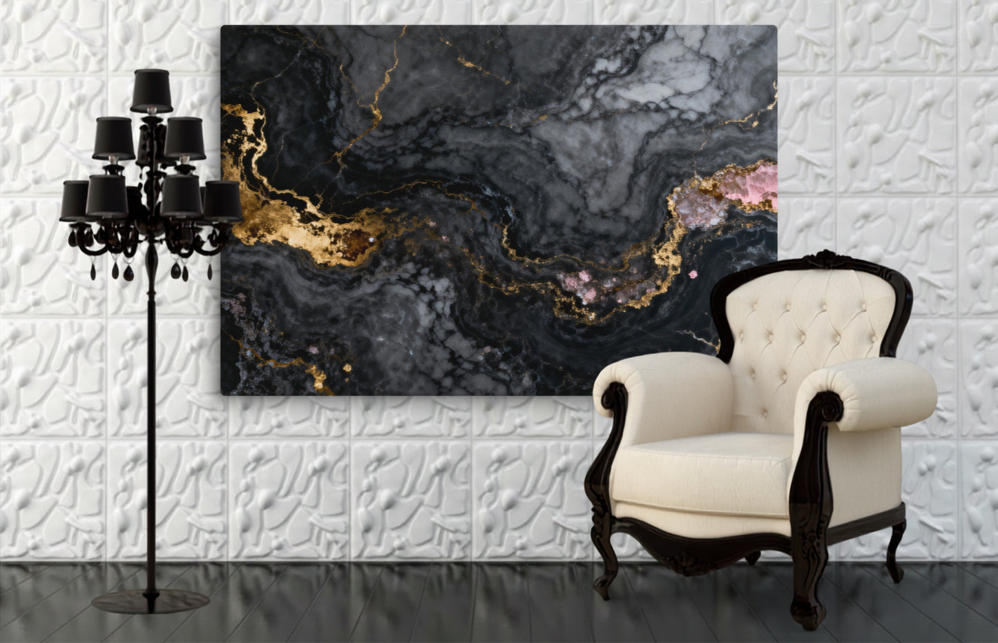 Leinwand mit abstrakter Marmorstruktur in Schwarz, Anthrazit, Gold und Rosé in einem eleganten Interieur mit hellem Sessel und dekorativer Stehlampe.