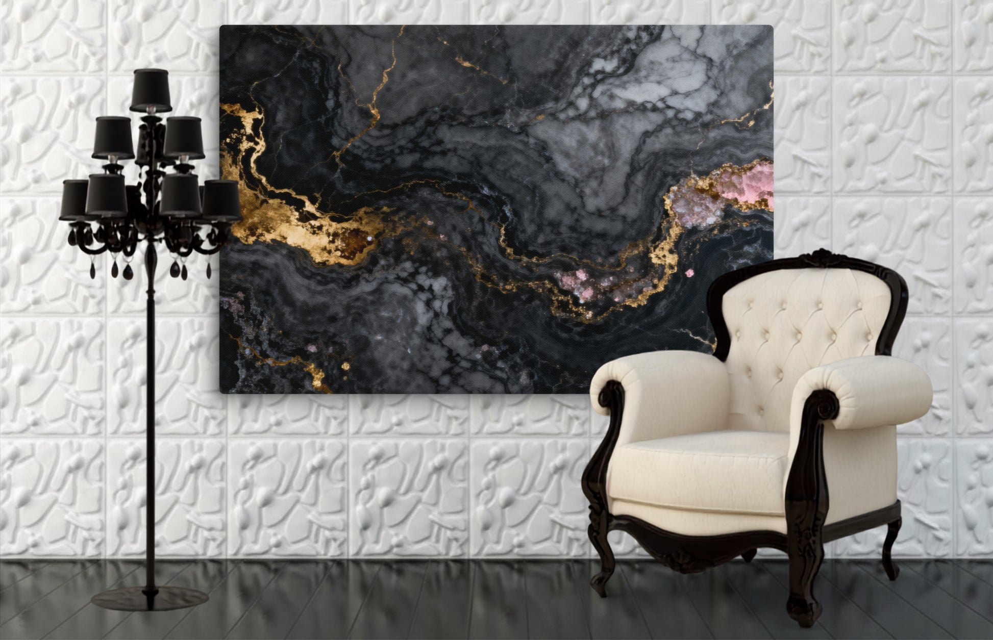 Leinwand mit abstrakter Marmorstruktur in Schwarz, Anthrazit, Gold und Rosé in einem eleganten Interieur mit hellem Sessel und dekorativer Stehlampe.