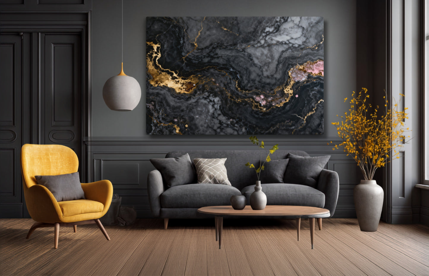 Leinwand mit abstrakter Marmorstruktur in Schwarz, Anthrazit, Gold und Rosé über einem Sofa in einem eleganten Wohnraum mit dunklen Wänden und warmen Akzenten.