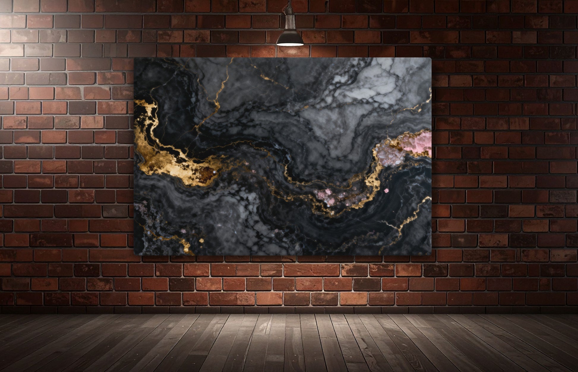 Leinwand mit abstrakter Marmorstruktur in Schwarz, Anthrazit, Gold und Rosé vor einer dunklen Backsteinwand mit stimmungsvoller Beleuchtung.