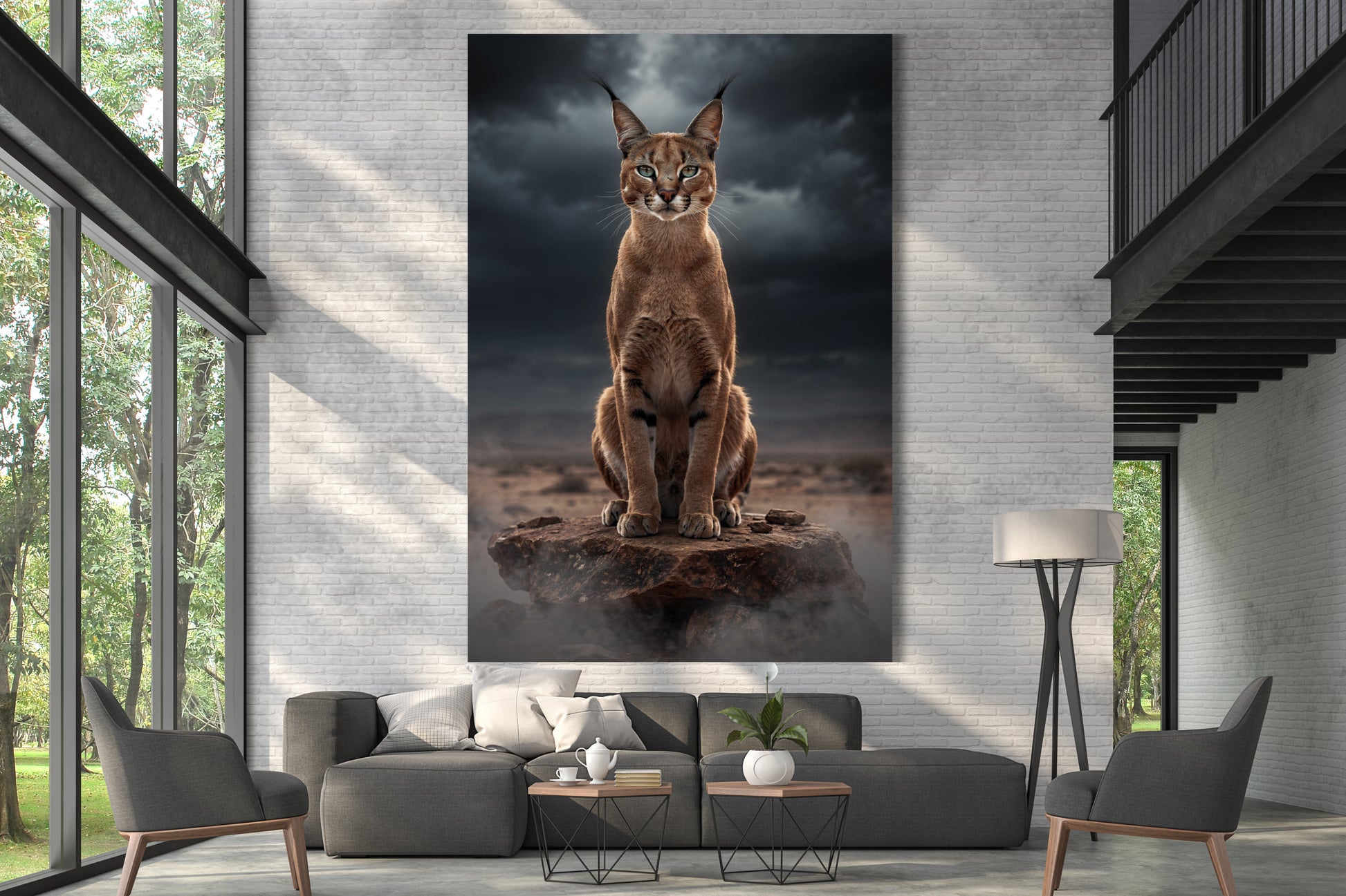 Leinwand eines Caracals unter dunklen Wolken im Morgennebel an einer hohen weißen Wand über einem grauen Sofa in einer doppelstöckigen Galerie mit großen Fenstern