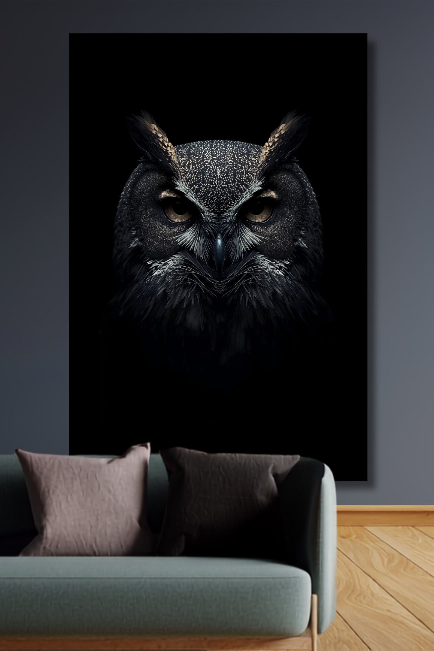 Leinwand einer Eule mit direktem Blick an einer hellblauen Wand über einem grauen Sofa mit zwei bunten Sofakissen