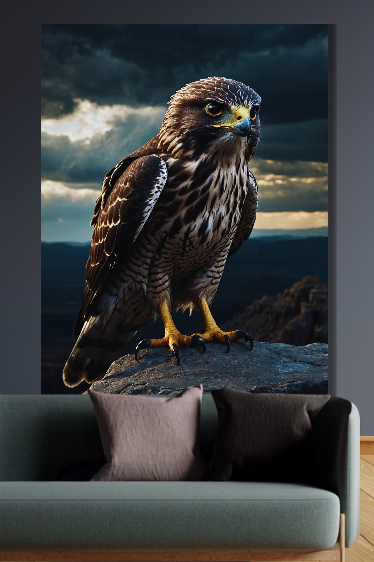 Leinwand eines Falken vor dramatischem Himmel an einer grauen Wand über einem Sofa in einem Wohnraum