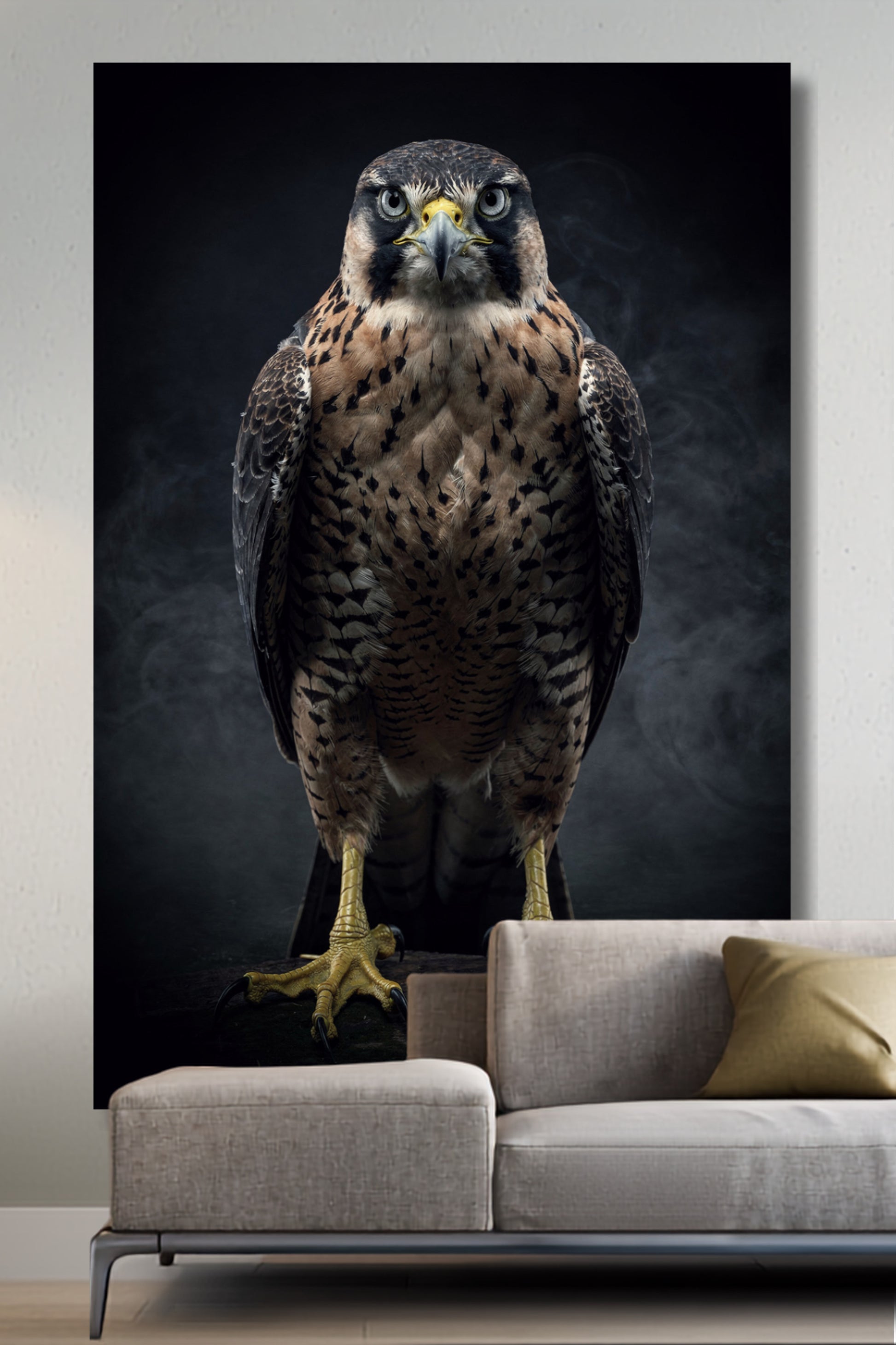 Leinwand eines Falken mit zentriertem Blick an einer hellen Wand über einem grauen Sofa in einem Wohnbereich
