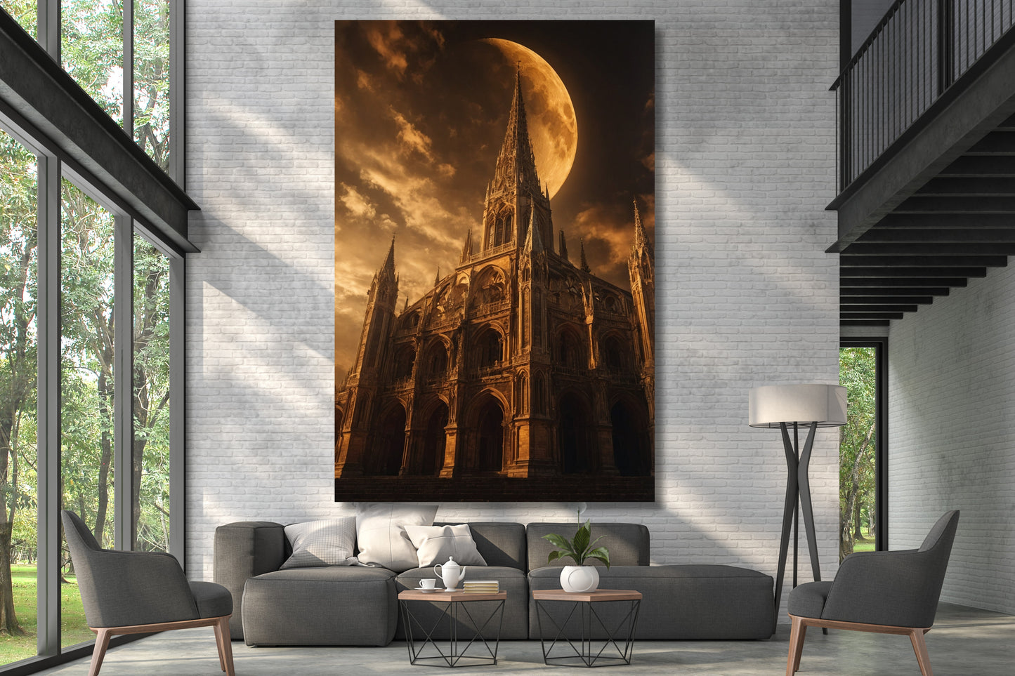 Leinwand einer gotischen Kathedrale im goldenen Mondlicht an einer hohen weißen Wand über einem grauen Sofa, großen Fenstern in einem zweistöckigen Loft