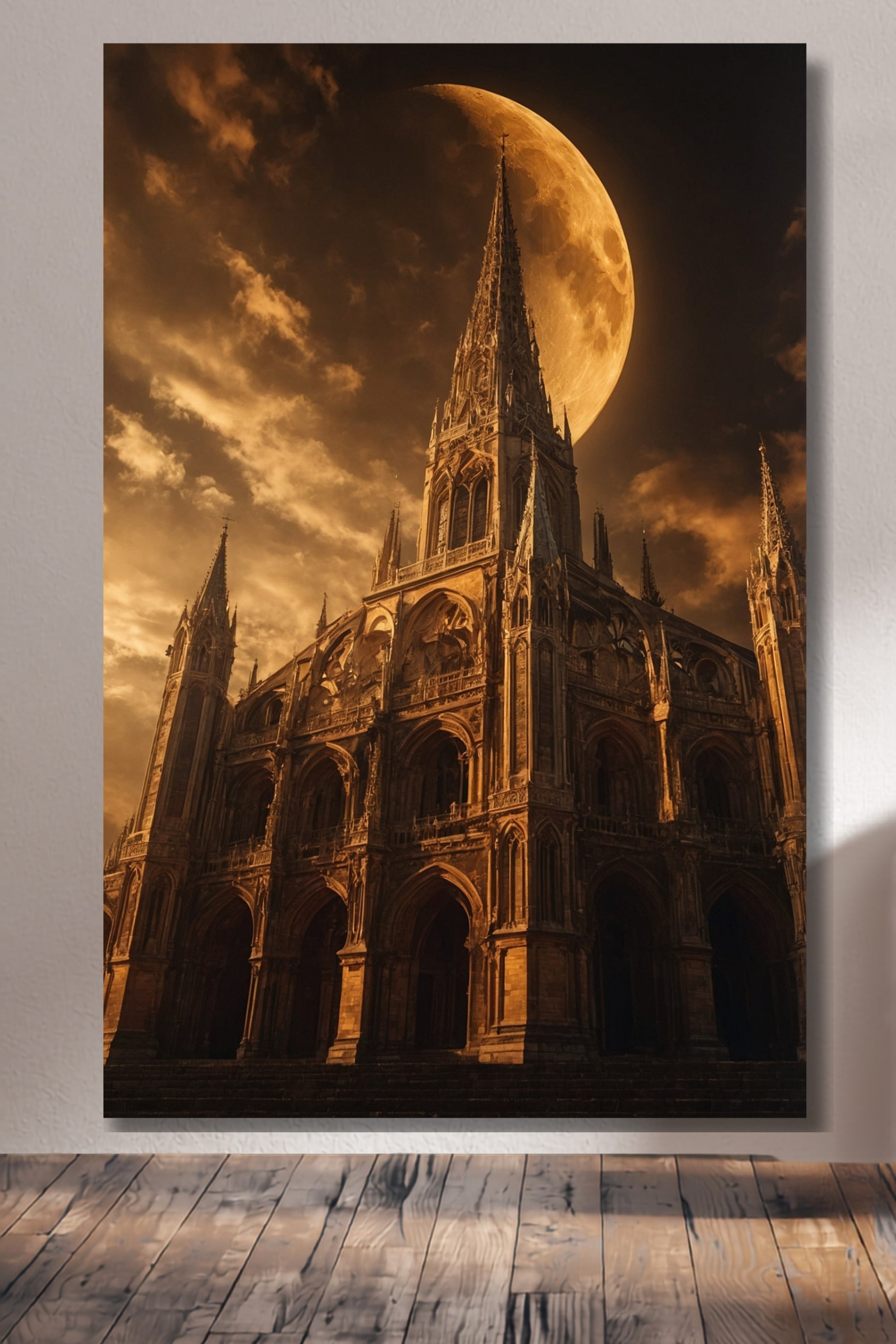 Leinwand einer gotischen Kathedrale im goldenen Mondlicht an einer hellen Wand über einem Holzfußboden