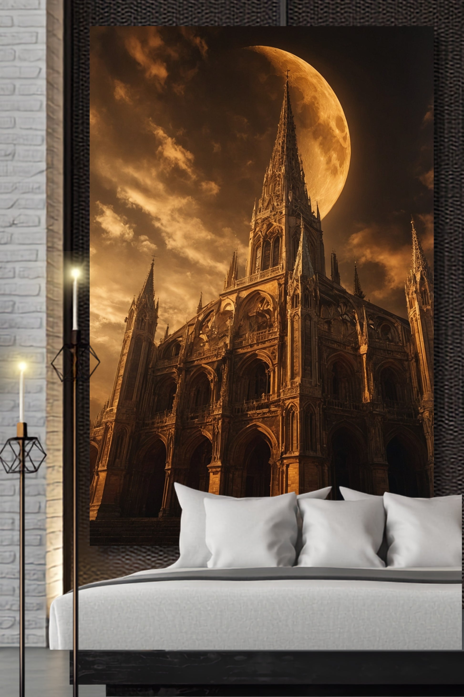 Leinwand einer gotischen Kathedrale im goldenen Mondlicht an einer dunklen Wand über einem Bett und einem antiken Kerzenleuchter in einem eleganten Schlafzimmer