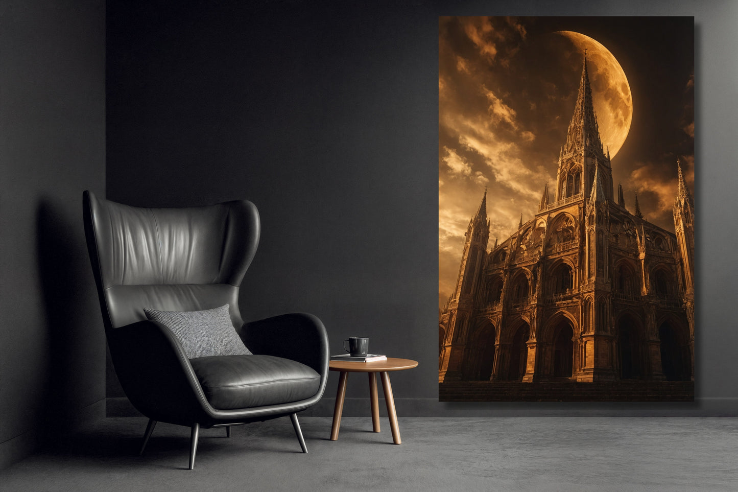 Leinwand einer gotischen Kathedrale im goldenen Mondlicht an einer dunklen Wand neben einem schwarzen Ledersessel