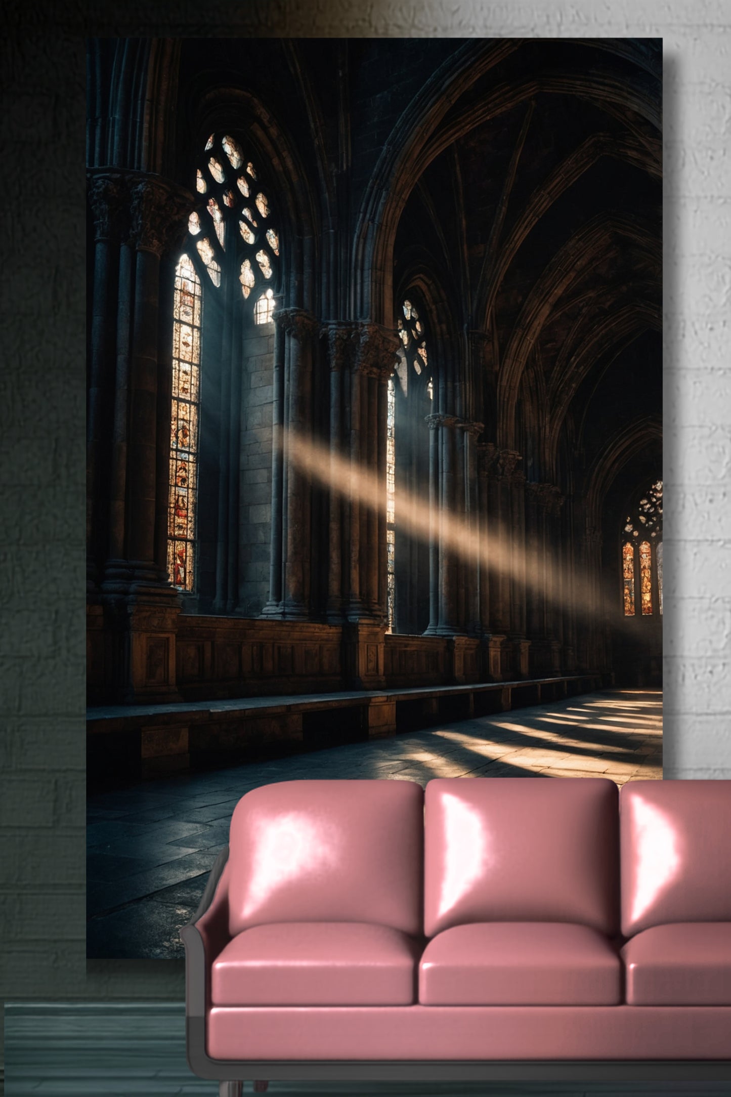 Leinwand einer gotischen Kathedrale im Lichtstrahl an einer grauen Mauer über einem rosafarbenen Ledersofa
