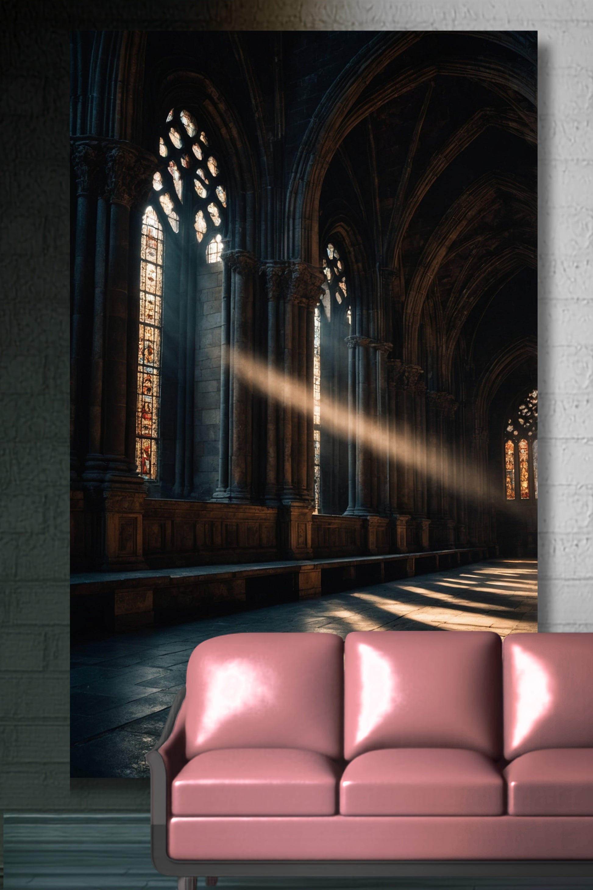 Leinwand einer gotischen Kathedrale im Lichtstrahl an einer grauen Mauer über einem rosafarbenen Ledersofa