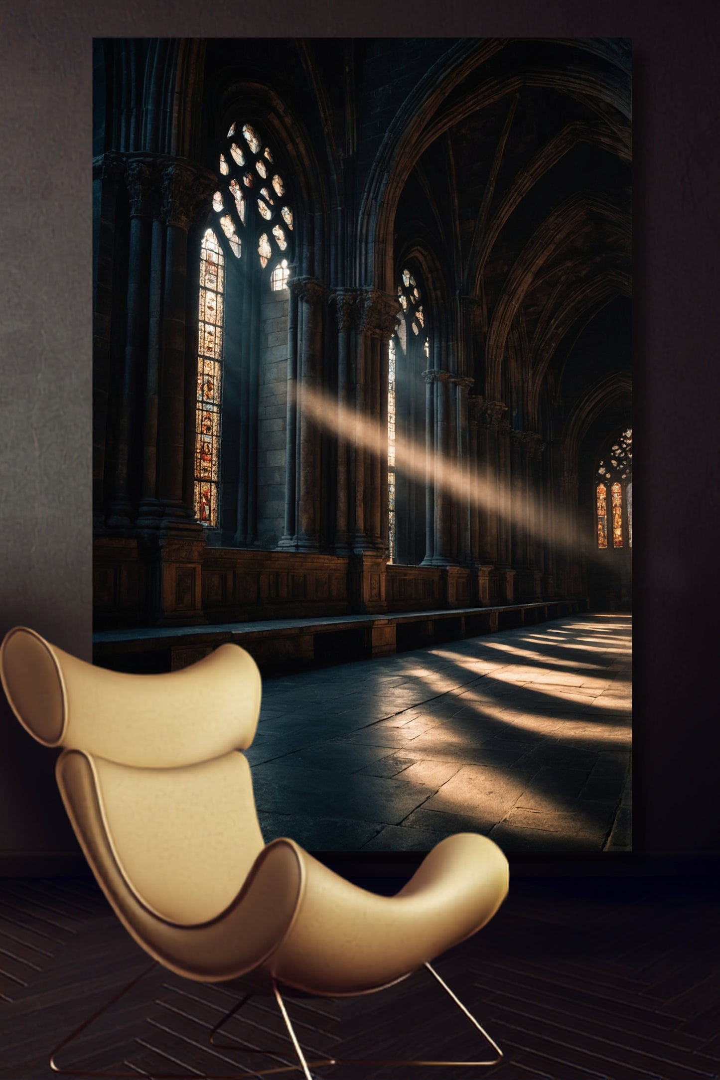 Leinwand einer gotischen Kathedrale im Lichtstrahl an einer dunklen Wand über einem modernen gelben Lederstuhl