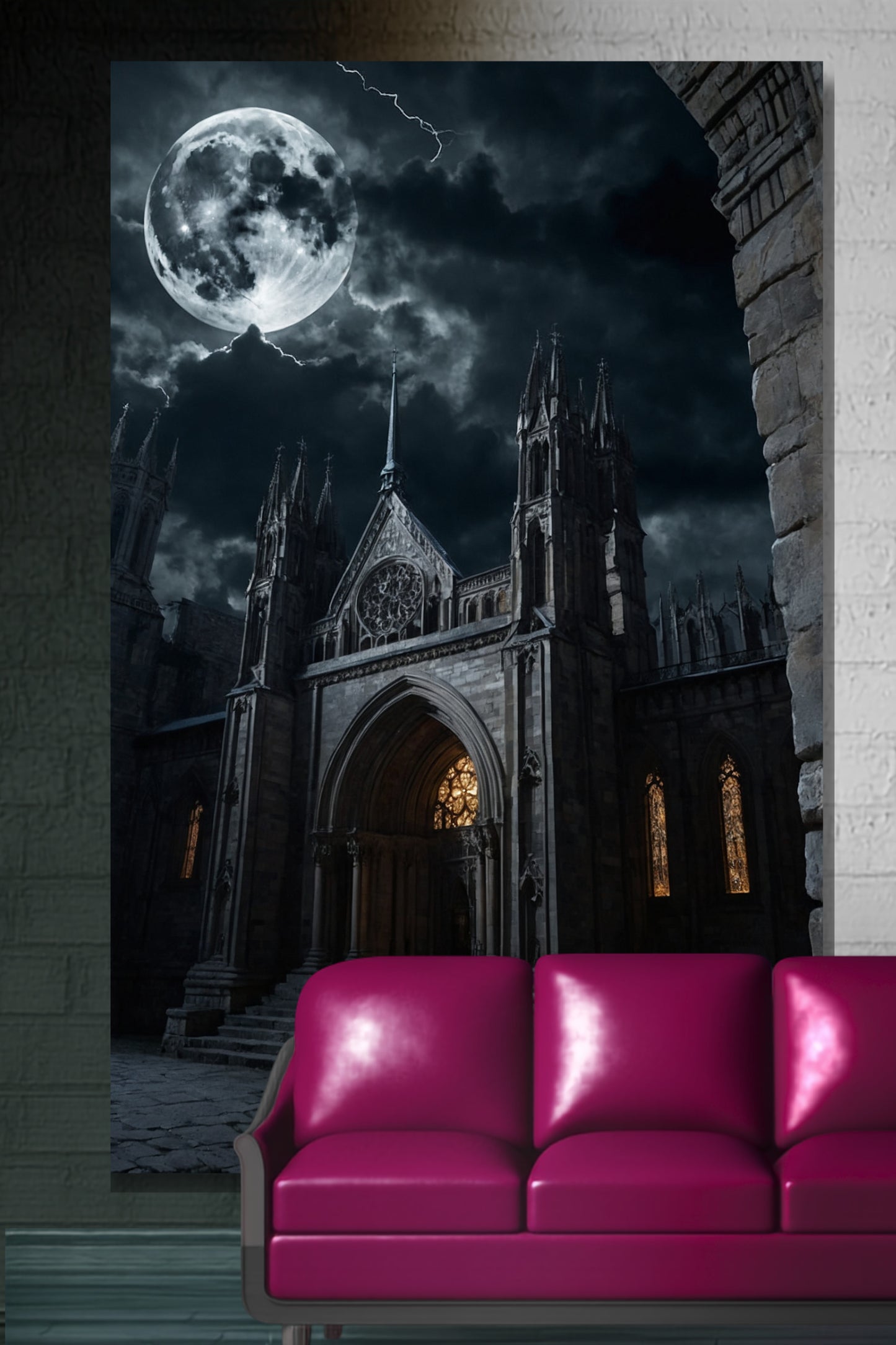 Leinwand einer gotischen Kathedrale im Mondlicht an einer Mauer über einem pinkfarbenen Ledersofa in einem Wohnraum