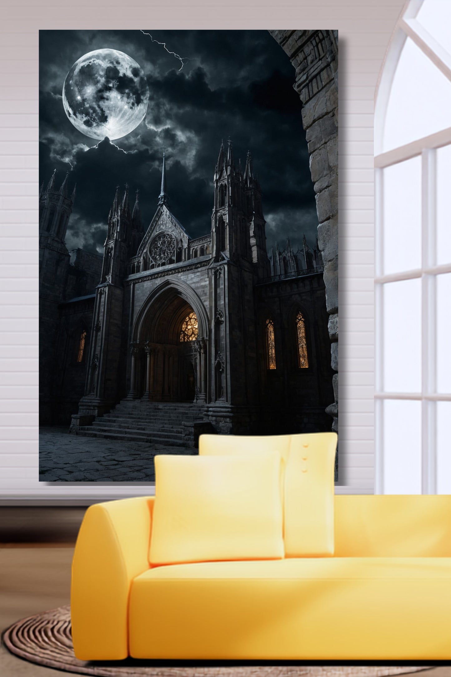 Leinwand einer gotischen Kathedrale im Mondlicht bei Tageslicht an einer hellen Wand, große Fenstern  über einem gelben Sofa im Wohnbereich