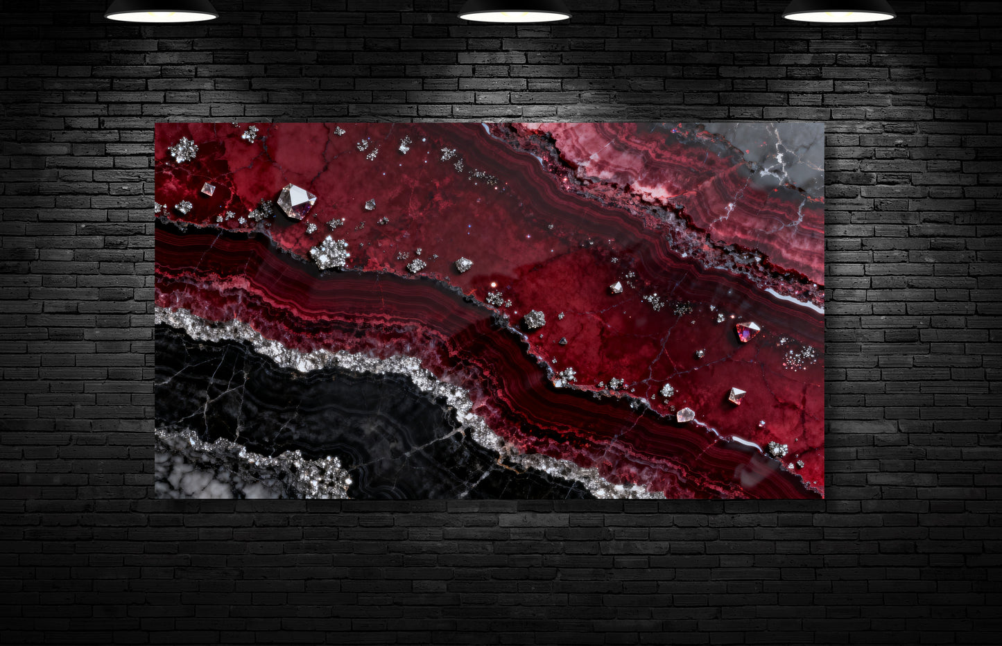 Leinwand mit granatroter Mineralstruktur, schwarzen Marmorschichten und silbernen Kristallakzenten an einer dunklen Ziegelwand mit gezielter Beleuchtung.