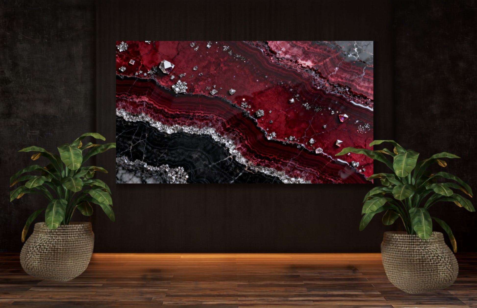 Leinwand mit granatroter Mineralstruktur, schwarzen Marmorschichten und silbernen Kristallakzenten an dunkler Wand zwischen zwei Zimmerpflanzen.