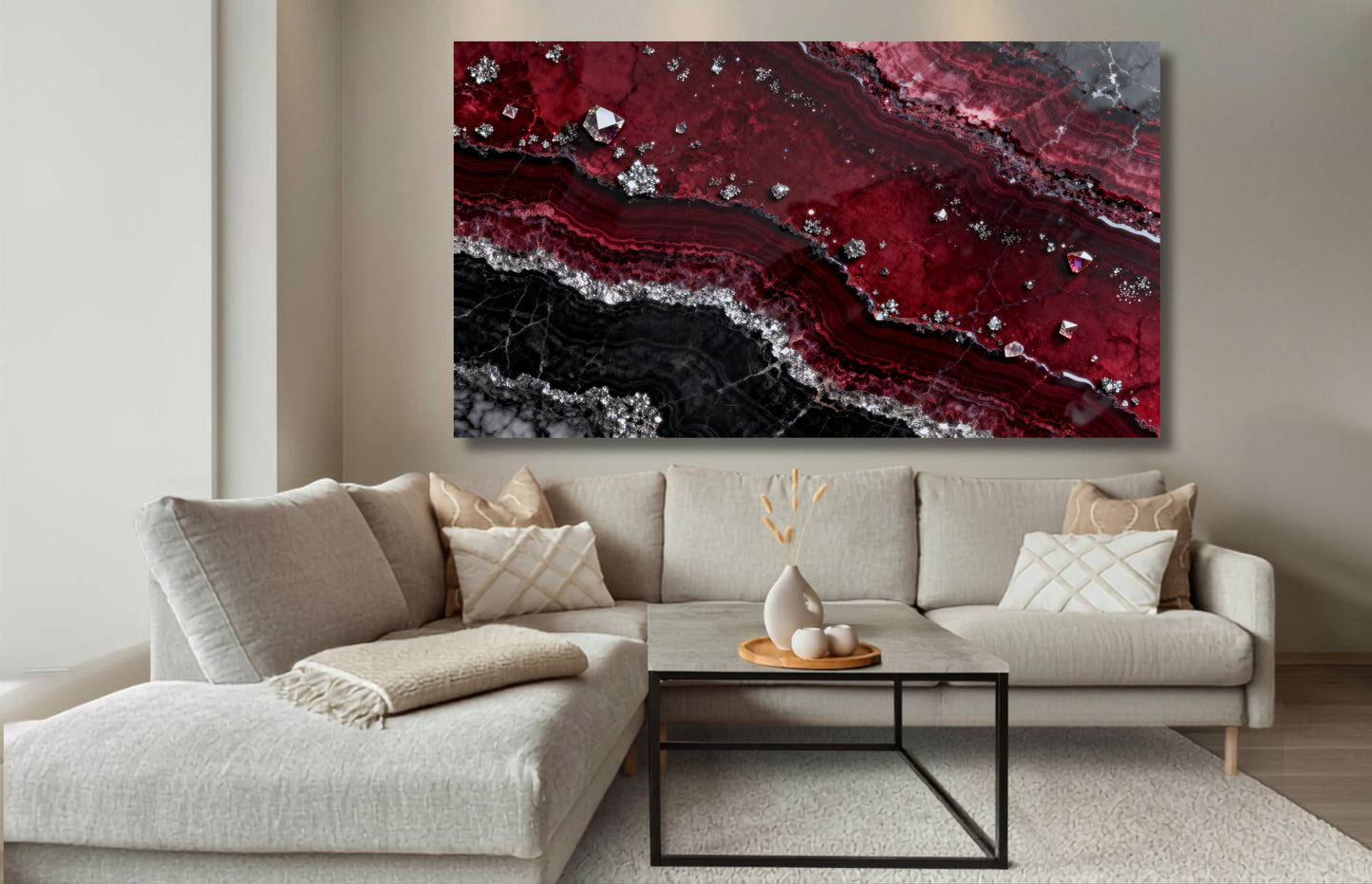 Leinwand mit granatroter Mineralstruktur, schwarzen Marmorschichten und silbernen Kristallakzenten über einem hellen Ecksofa in modernem Wohnraum.