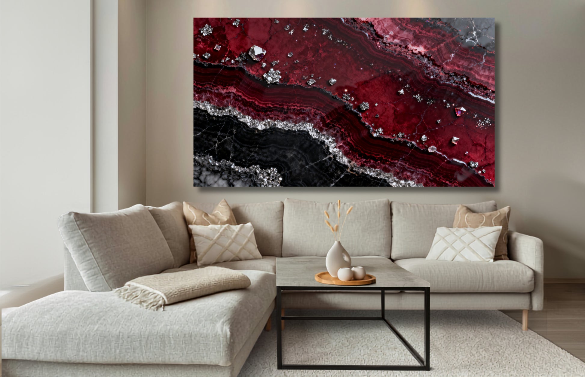 Leinwand mit granatroter Mineralstruktur, schwarzen Marmorschichten und silbernen Kristallakzenten über einem hellen Ecksofa in modernem Wohnraum.