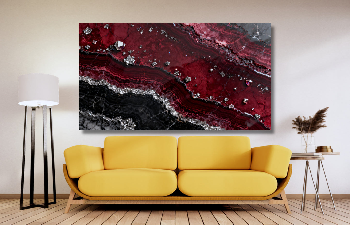 Leinwand mit granatroter Mineralstruktur, schwarzen Marmorschichten und silbernen Kristallakzenten über einem gelben Sofa in modernem Wohnraum.
