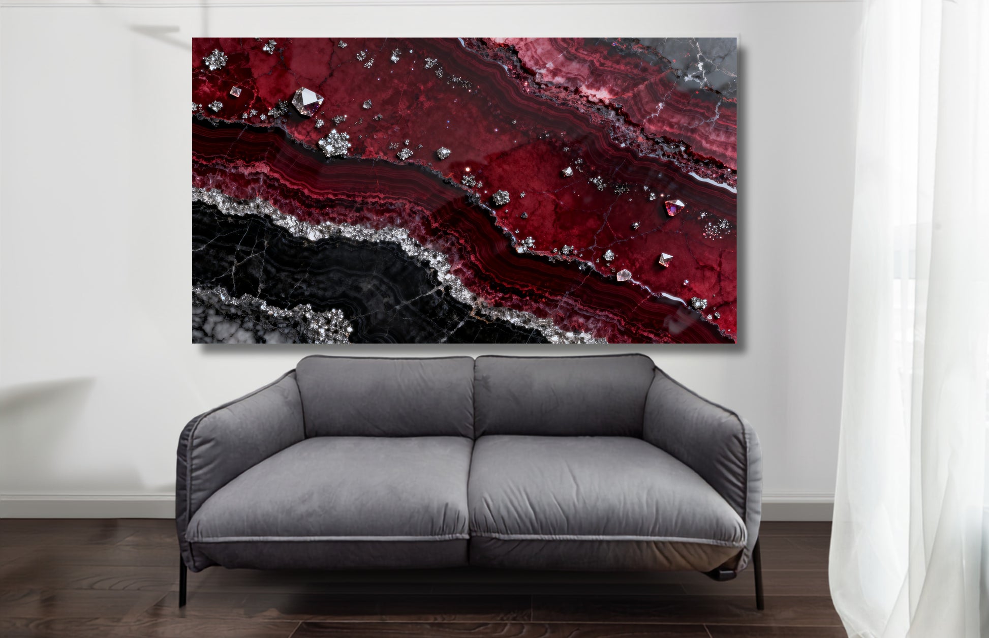 Leinwand mit granatroter Mineralstruktur, schwarzen Marmorschichten und silbernen Kristallakzenten über einem grauen Sofa in modernem Wohnraum.
