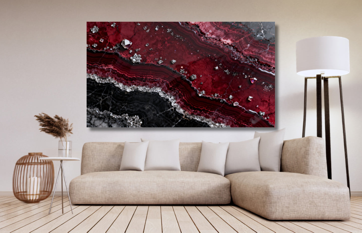 Leinwand mit granatroter Mineralstruktur, schwarzen Marmorschichten und silbernen Kristallakzenten über einem hellen Sofa in modernem Wohnraum.