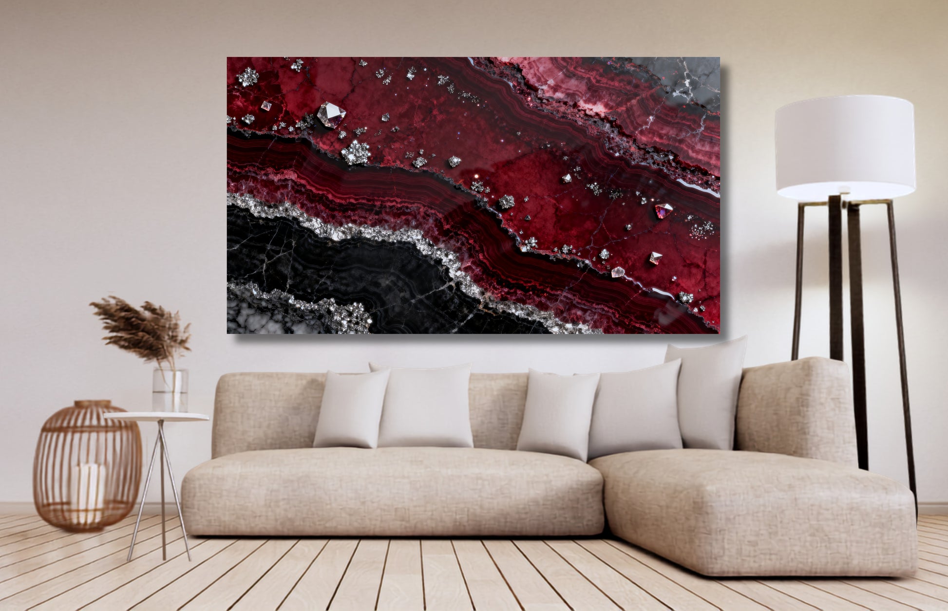 Leinwand mit granatroter Mineralstruktur, schwarzen Marmorschichten und silbernen Kristallakzenten über einem hellen Sofa in modernem Wohnraum.
