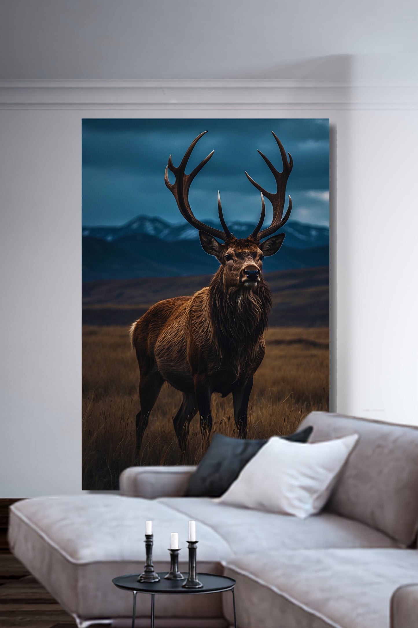 Leinwand eines Hirsches in weiter Landschaft an einer weißen Wand über einer hellen Wohnlandschaft 