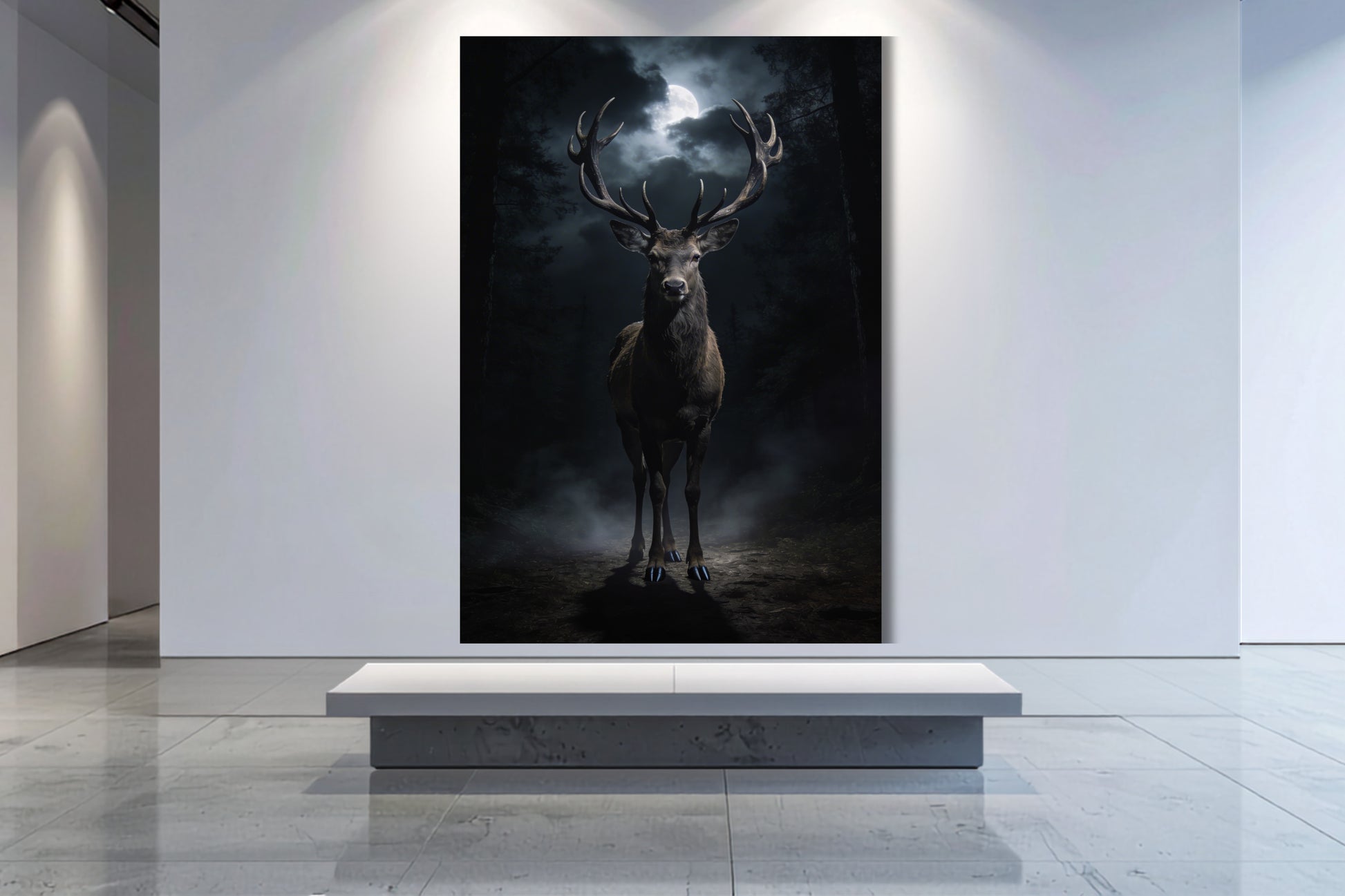 Leinwand eines Hirsches im Mondlicht an einer weißen Wand in einer lichtdurchfluteten Galerie