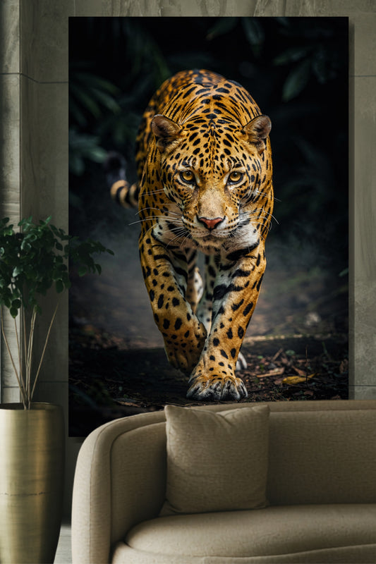 Leinwand eines Jaguars im Schattenpfad an einer hellgrünen Wand über einem hellen Sofa neben einer Grünpflanze in goldfarbenem Übertopf im Wohnbereich