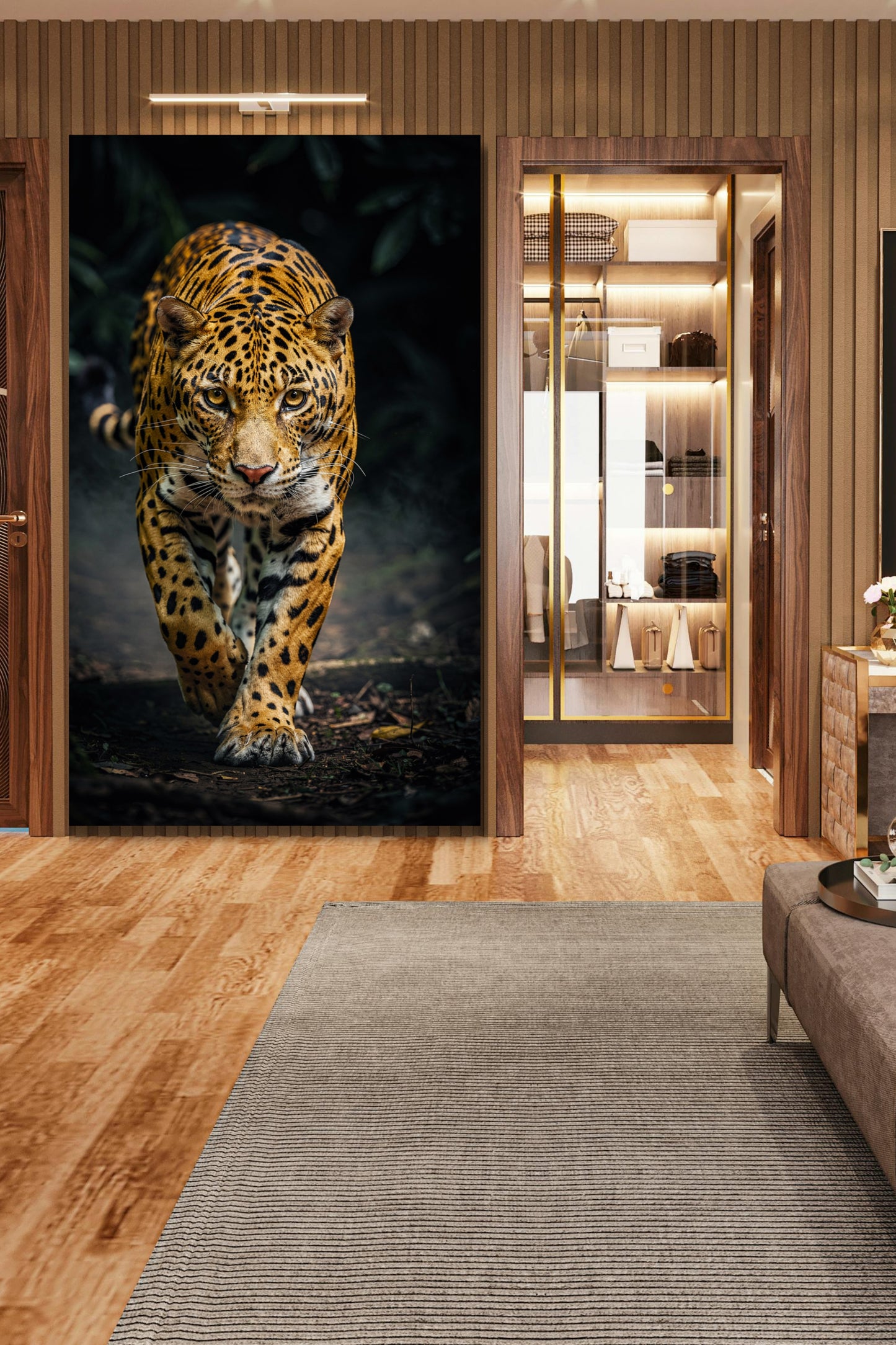 Leinwand eines Jaguars im schattigen Waldpfad an einer Wand aus Holzpaneelen in einem eleganten Wohnzimmer