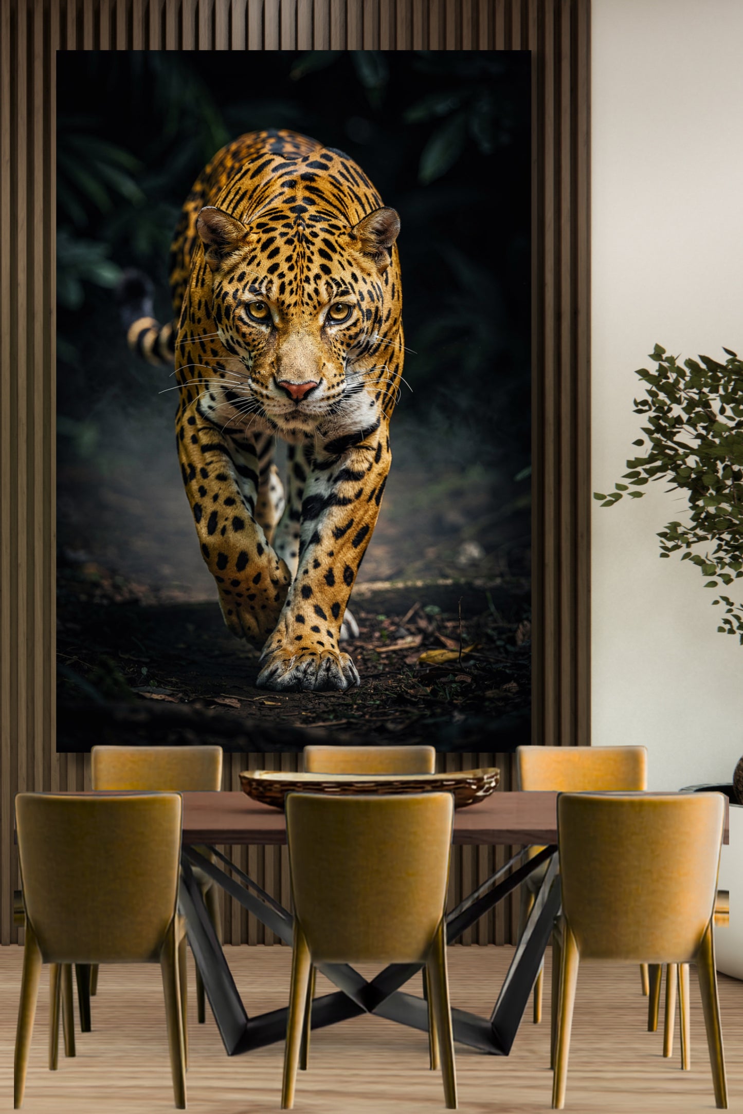 Leinwand eines jaguars an einer Wand aus Holzpaneelen über einem  in einem gemütlichen Esszimmertisch mit 5 Stühlen in einem Essbereich