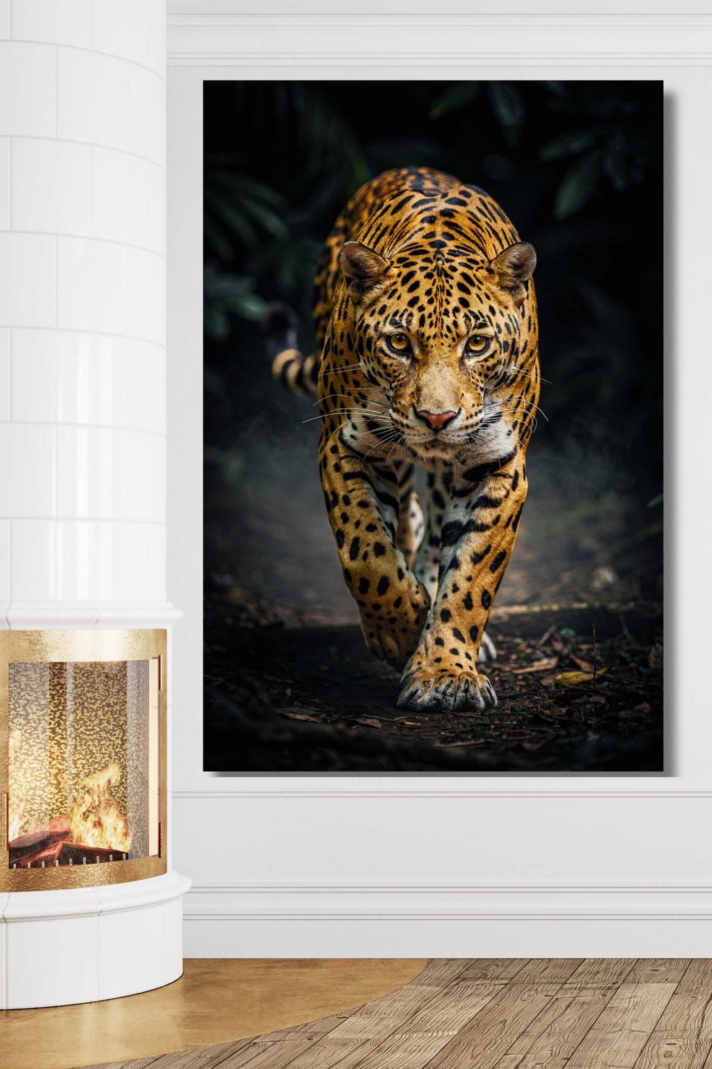 Leinwand eines Jaguars im Schattenpfad an einer weißen Wand über einem Holzfußboden und einem Kamin in einem Kaminzimmer