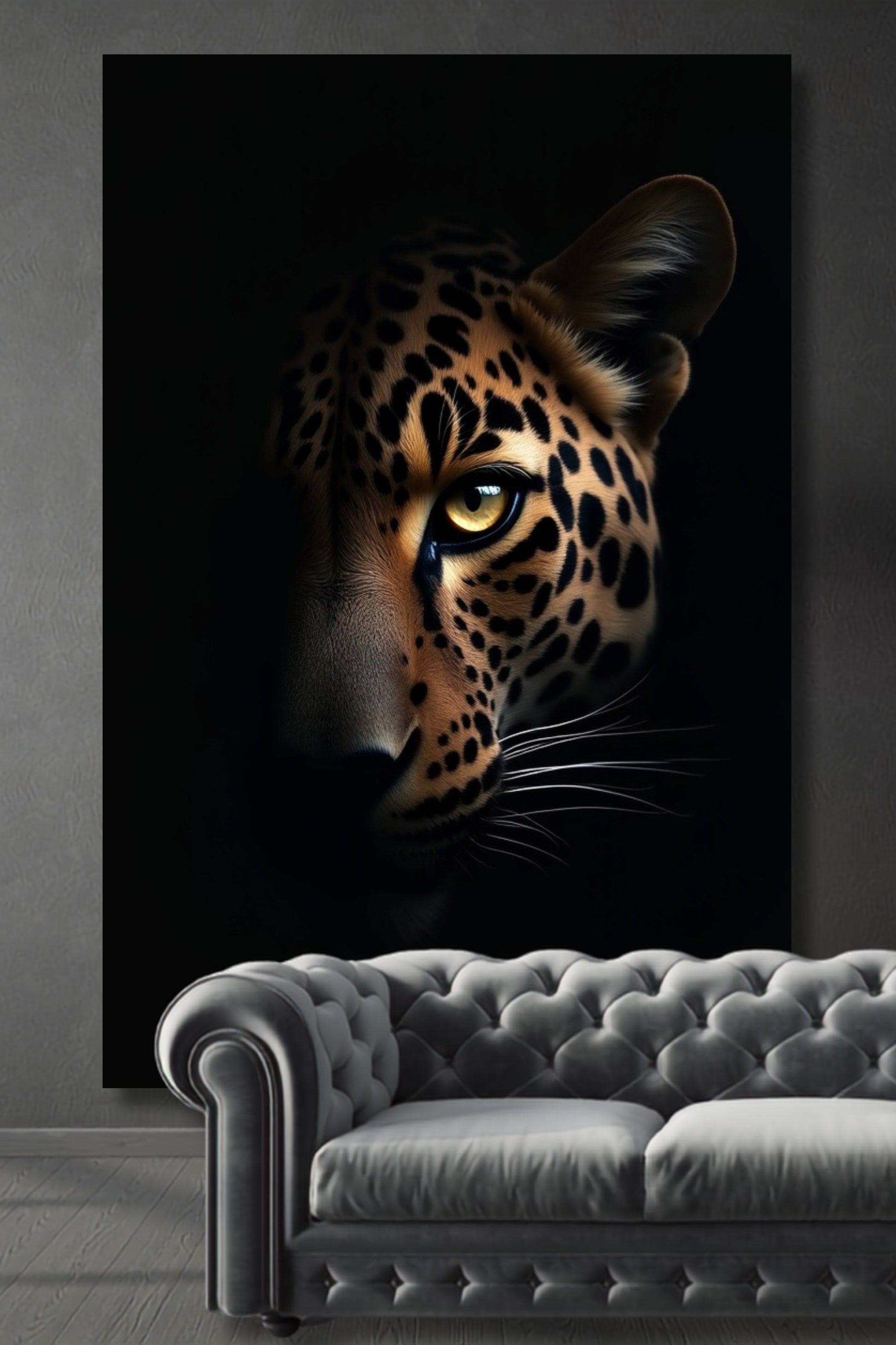Leinwand eines Jaguars zwischen Licht und Schatten an einer grauen Wand über einem hellgrauen Chesterfieldsofa aus Samtstoff