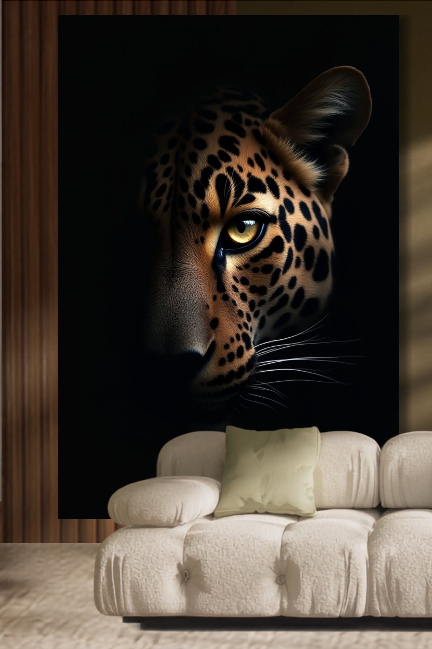 Leinwand eines Jaguars zwischen Licht und Schatten an einer Wand aus Holzpaneelen über einem weißen Sofa