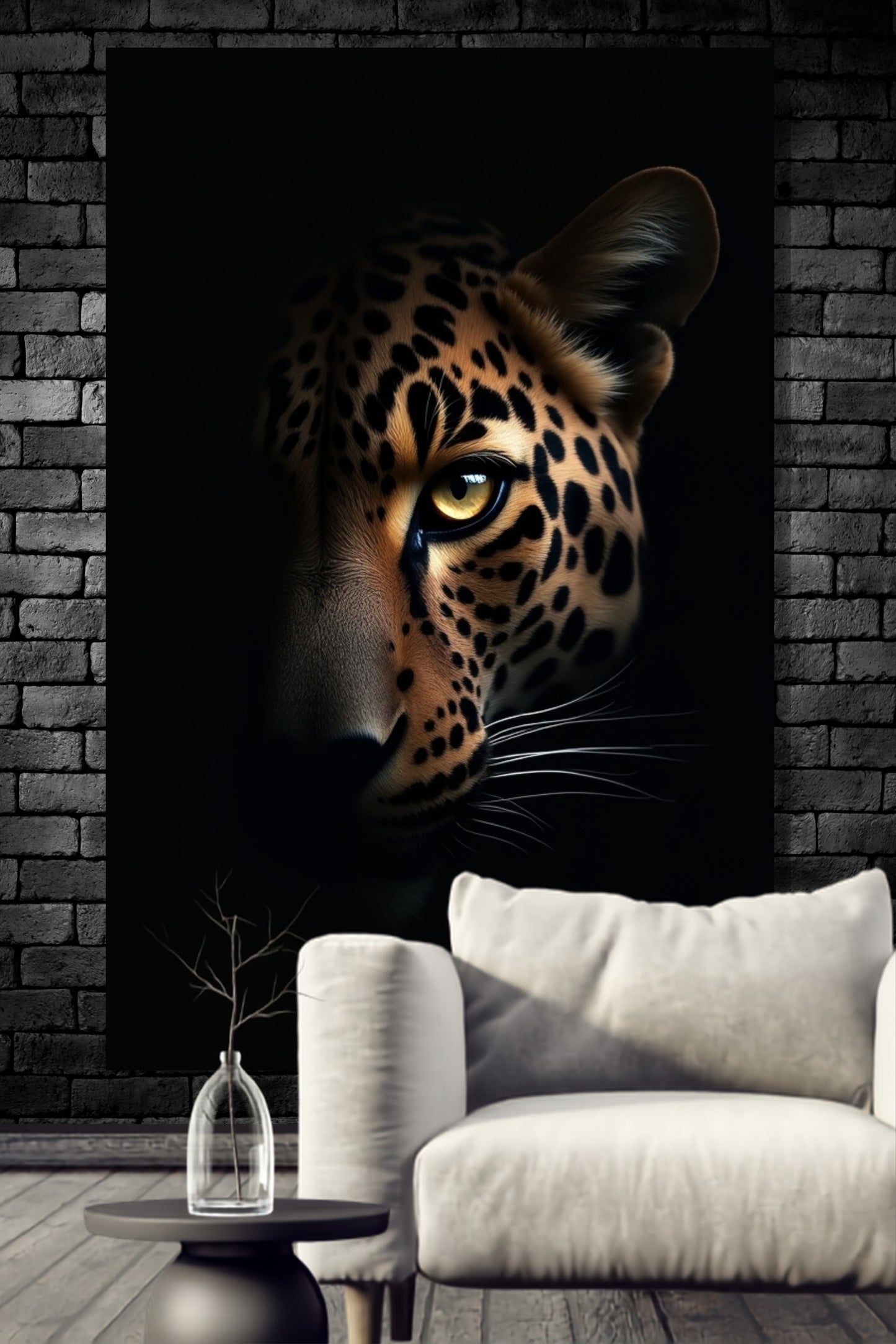 Leinwand eines Jaguars zwischen Licht und Schatten an einer dunklen Mauer über einem weißen Sessel und Beistelltisch mit Glasvase in einem eleganten Wohnzimmer