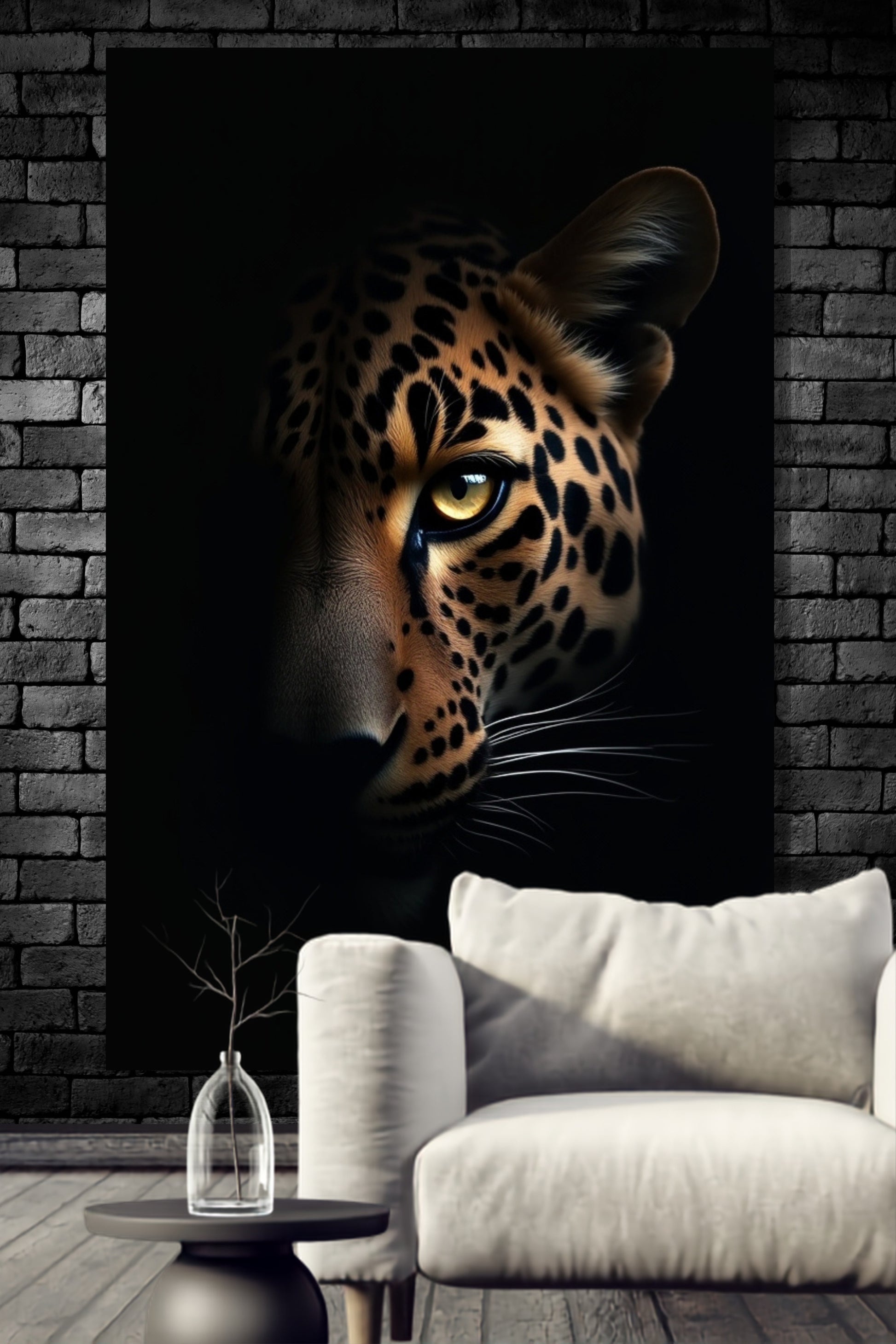 Leinwand eines Jaguars zwischen Licht und Schatten an einer dunklen Mauer über einem weißen Sessel und Beistelltisch mit Glasvase in einem eleganten Wohnzimmer