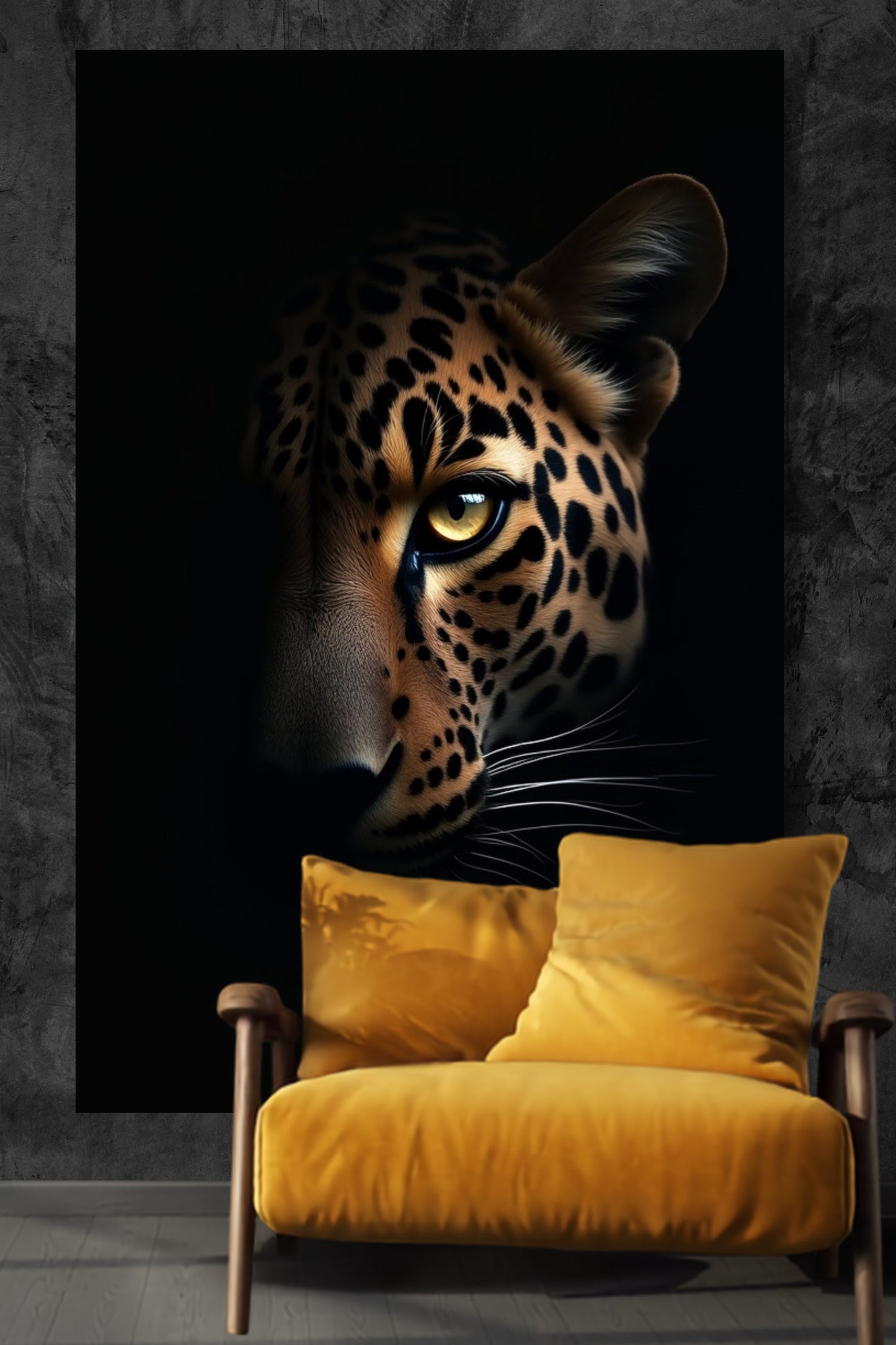 Leinwand eines Jaguars zwischen Licht und Schatten an einer dunklen Wand über einem gelben Sessel