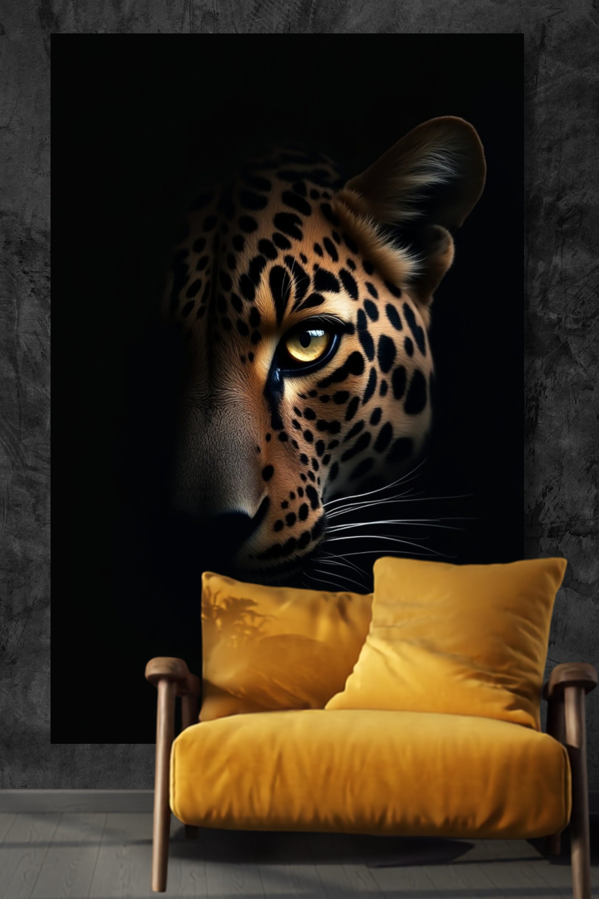 Leinwand eines Jaguars zwischen Licht und Schatten an einer dunklen Wand über einem gelben Sessel