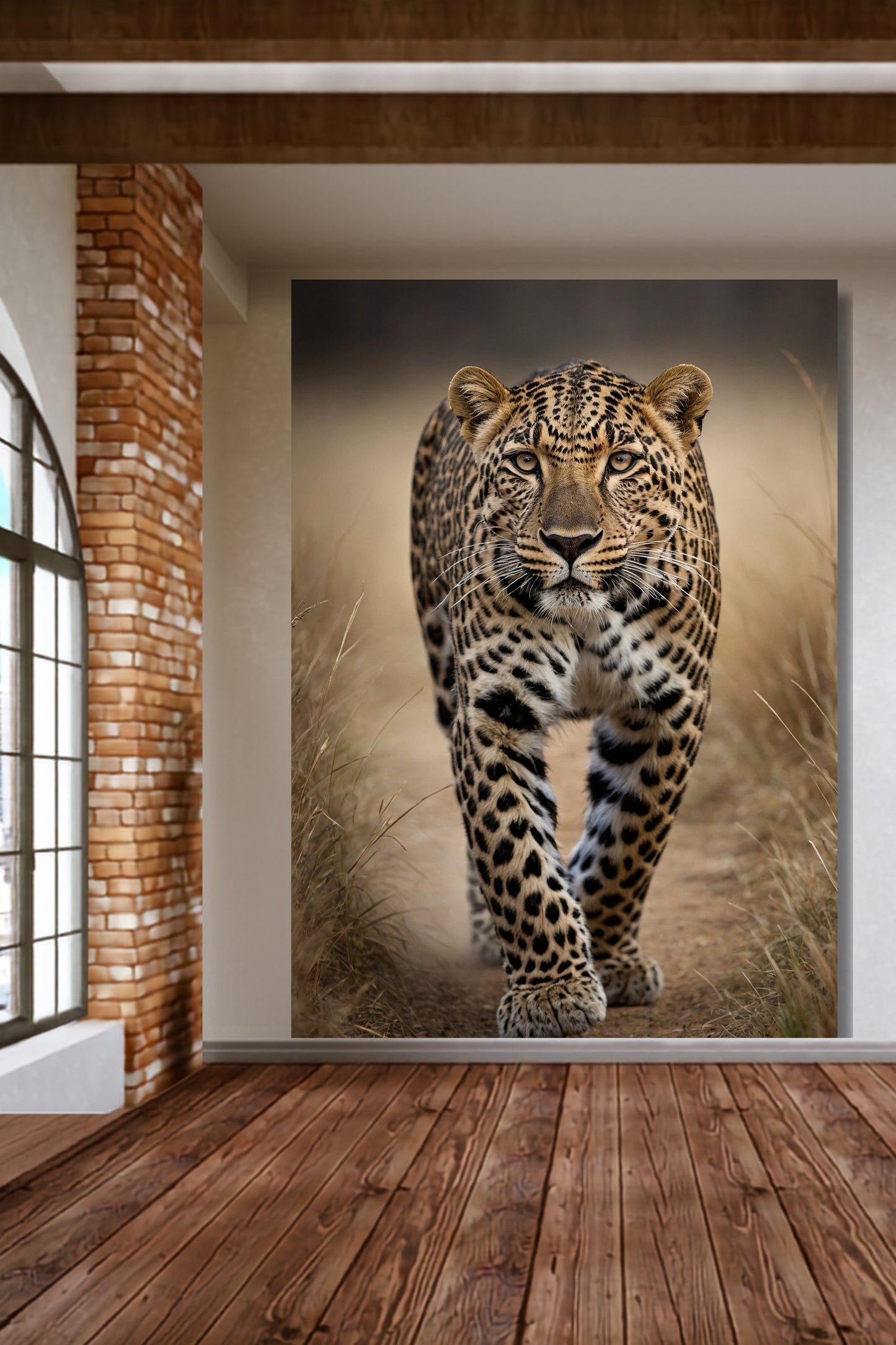 Leinwand eines Leoparden in frontaler Ausrichtung an einer hellen Wand mit Mauerwerk über einem Holzfußboden