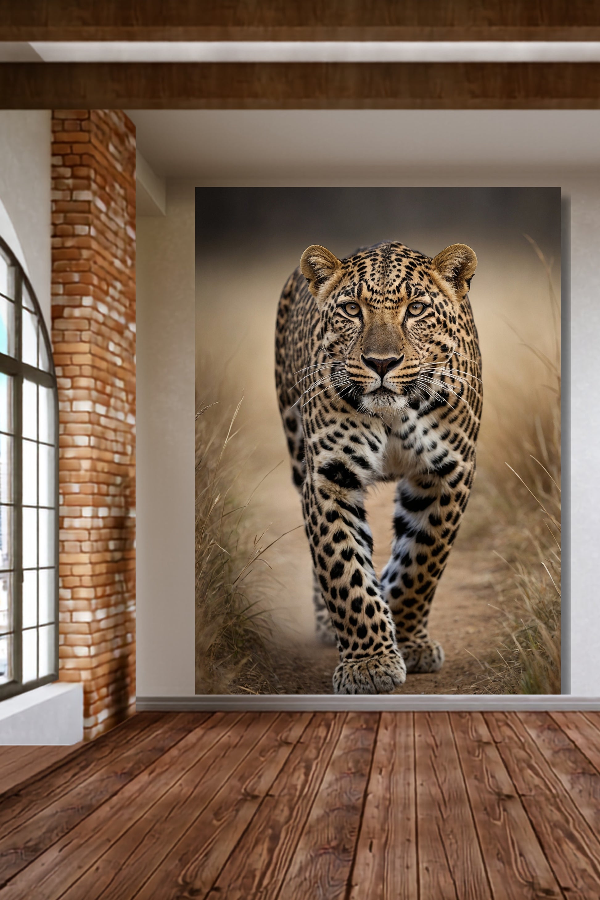 Leinwand eines Leoparden in frontaler Ausrichtung an einer hellen Wand mit Mauerwerk über einem Holzfußboden
