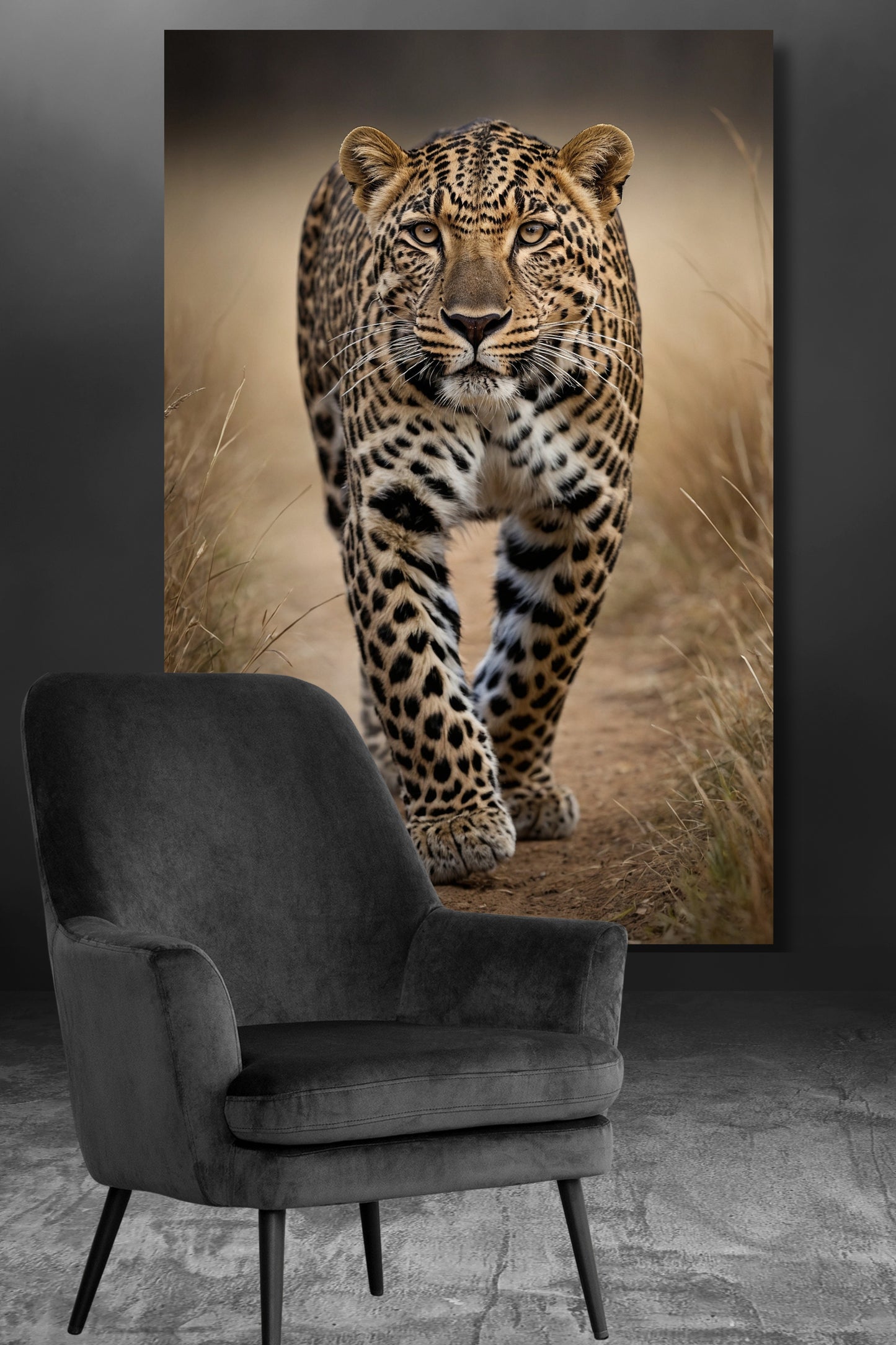 Leinwand eines Leoparden in frontaler Ausrichtung an einer dunklen Wand über einem schwarzen Sessel