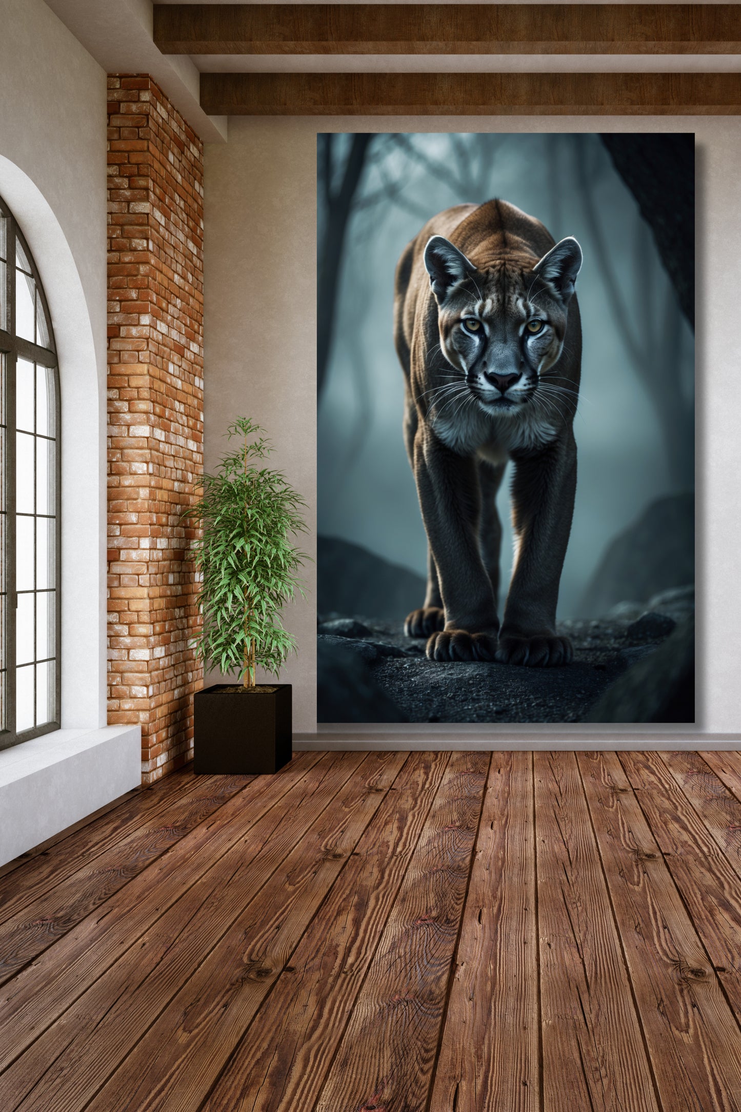 Leinwand eines Pumas im Nebel an einer hellen Wand über einem Holzfußboden