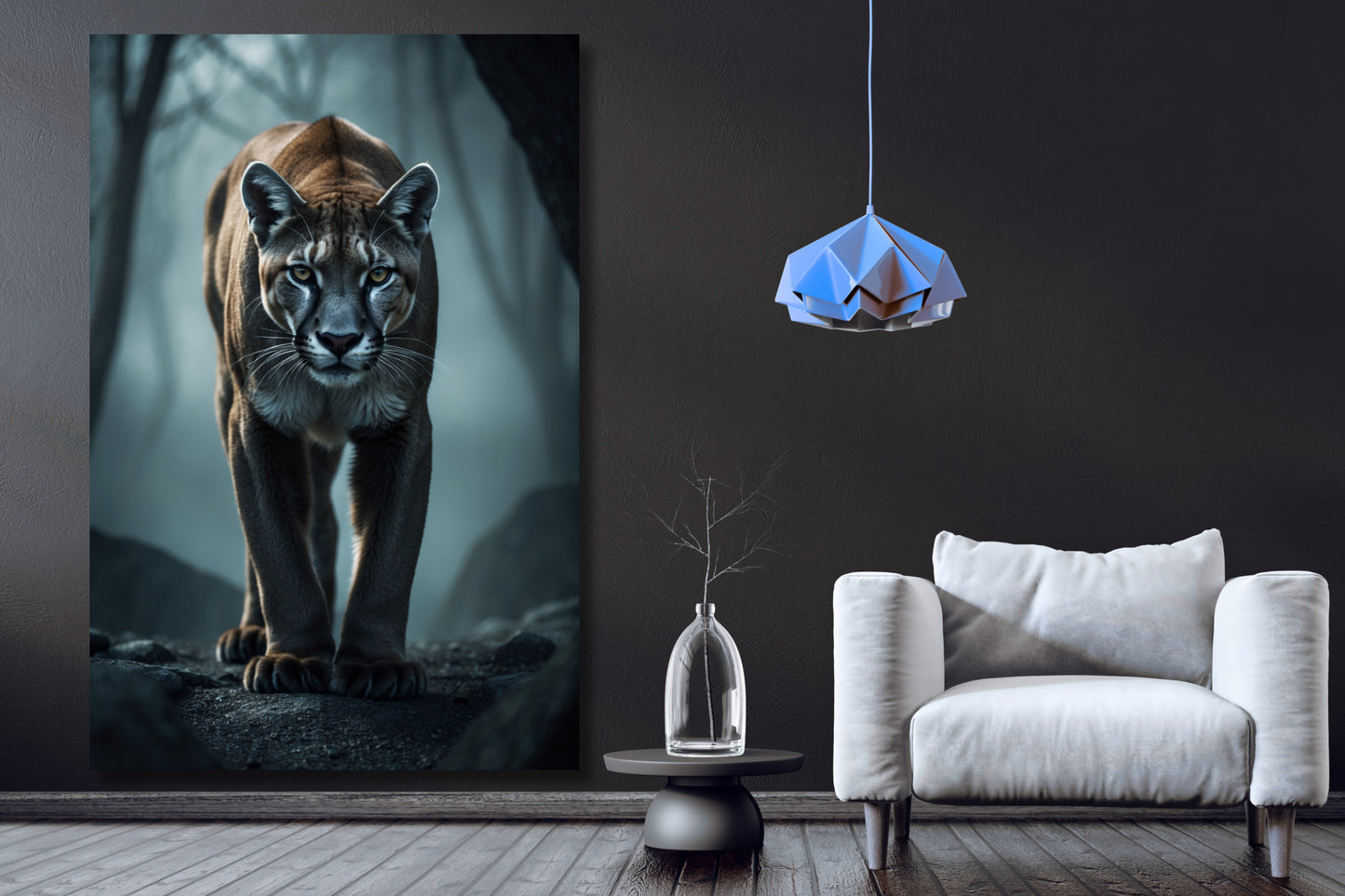 Leinwand eines Pumas im Nebel an einer dunklen Wand neben einem weißen Sessel und einer silberfarbenen Hängeleuchte über einem dunklen Holzfußboden in einem gemütlichen Wohnraum