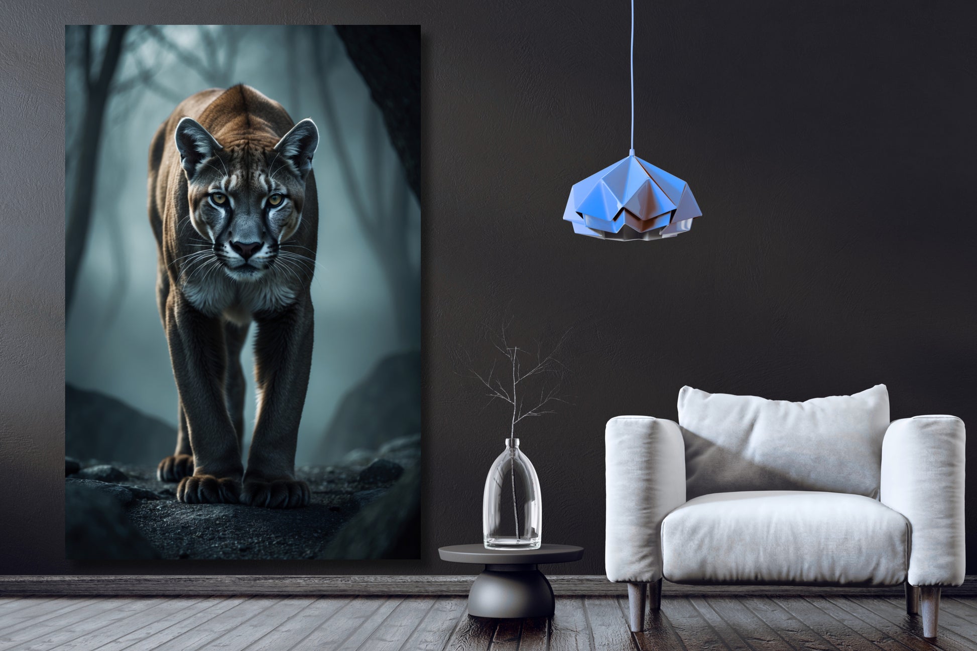 Leinwand eines Pumas im Nebel an einer dunklen Wand neben einem weißen Sessel und einer silberfarbenen Hängeleuchte über einem dunklen Holzfußboden in einem gemütlichen Wohnraum